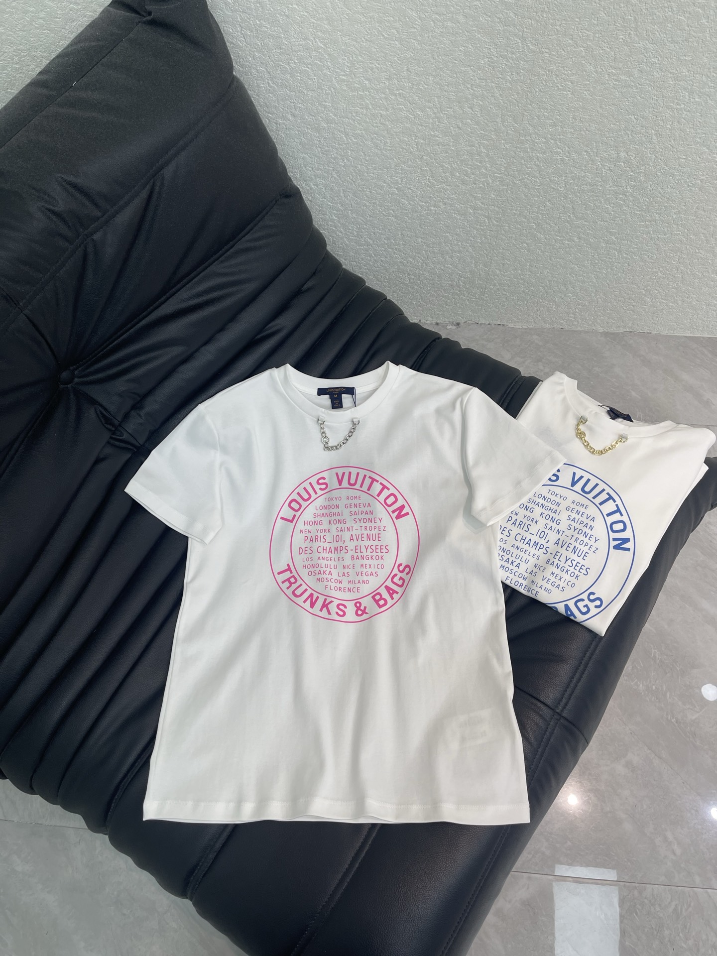 NO:806562,Louis Vuitto*26 new spring and summer flocked letter short-sleeved T-shirt!  Customized pure cotton fabric, soft and comfortable, flocked round letter technology, full of recognition, full of exquisite details, making the fashion and high-end sense stand out, the classic version does not make people look slimmer!  Highly recommended casual style items. Two-color SML, Louis Vuitton, T-shirt, tees, t-shirt,19860909Louis Vuitto*26春夏新款植绒字母短袖T恤！定制纯棉面料 柔软舒适 植绒圆形字母工艺 辨识度拉满 精致细节满 让时尚高级感立显 经典版型不挑人上身巨显瘦！强烈推荐休闲气质单品.两色SML,,louis vuitton,T-shirt,tees，t-shirt,,Women's clothing
