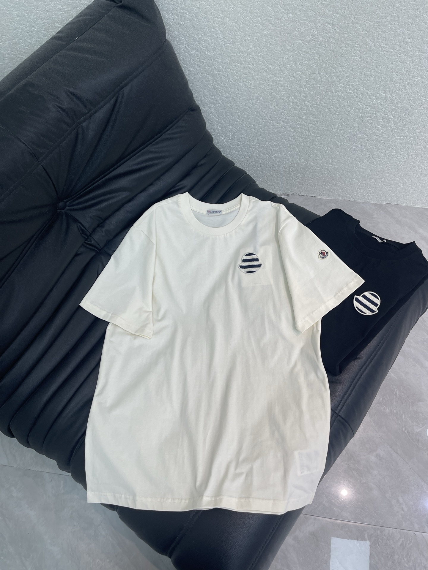 NO:806542,Moncle*26 new product, exquisite label embroidered short-sleeved T-shirt, high-end fabric, skin-friendly, breathable and comfortable, iconic letter pattern, low-key luxury, reducing age of girls!  A must-have artifact for Bai Fumei!  The classic version is versatile and easy to wear. It is highly recommended to keep it for yourself!  The quality of workmanship depends on the details SML A,,T-shirt,tees,t-shirt,19860909Moncle*26新品精致贴标刺绣短袖T恤 高订面料 亲肤透气舒适 标志性字母图案低调奢华 减龄少女时代！白富美必备神器！ 经典版型百搭不挑人 强烈推荐自留款！ 做工品质看细节 SML A,,T-shirt,tees，t-shirt,,Women's clothing