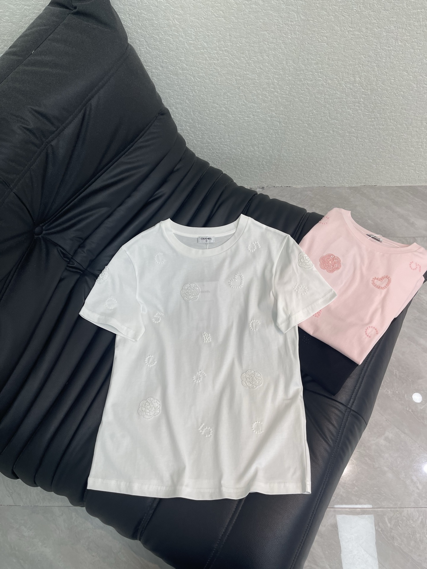 NO:807635,Chane*26 new spring and summer beaded camellia round neck short-sleeved T-shirt. Customized YB cotton material, breathable and comfortable, full of texture, regular fit T-shirt cut, white pink is gentle and sweet, black high-end fashion, exquisite camellia beading and artistic floral body  Letter bead embroidery breaks the monotony of solid colors, and the delicate embroidery work fully demonstrates the brand's craftsmanship. The 100% cotton fabric is soft and elastic, skin-friendly, and the slim fit shows a slimming temperament. It is high-end when worn alone, or when layered with a jacket, it is more layered. It is an all-purpose item that is indispensable in the wardrobe all year round. SML  A,,chanel,jackets & coats,T-shirt,tees,t-shirt,19860909Chane*26春夏新款钉珠山茶花圆领短袖T恤.定制YB全棉材质,透气舒适,质感十足,常规版型T恤剪裁,白粉温柔清甜,黑色高级时尚,精致的山茶花订珠和艺术花体字母珠片刺绣,打破纯色单调,细腻的绣工尽显品牌工艺.全棉面料软弹亲肤,修身版型显瘦气质,单穿高级,叠穿外套更显层次,是衣橱里一年四季都少不了的万能单品.SML A,,chanel,jackets & coats,T-shirt,tees，t-shirt,,Women's clothing