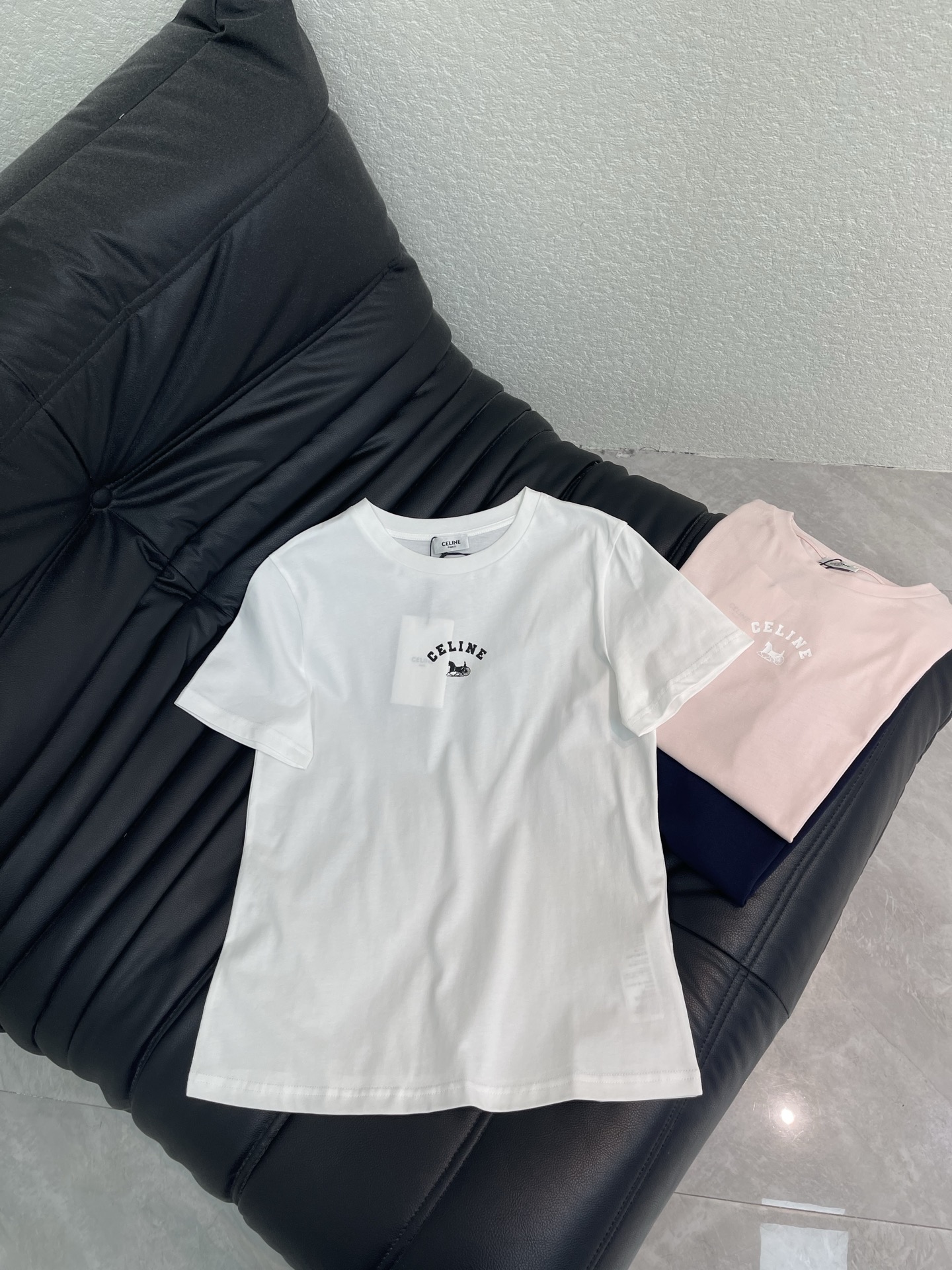 NO:807638,Celin*26 new spring and summer carriage letter round neck short-sleeved T-shirt. Customized YB mercerized cotton material, breathable and comfortable, full of texture, regular short-sleeved shirt cut, using printing technology, carriage letter decoration on the chest to enhance brand recognition, versatile style, simple and durable, inclusive and body-modifying, relaxed and fashionable for daily wear. SML A,,celine,T-shirt,tees,t-shirt,19860909Celin*26春夏新款马车字母圆领短袖T恤.定制YB丝光棉材质,透气舒适,质感十足,常规短袖恤剪裁,利用印花工艺处理,胸前马车字母装饰,加强品牌辨识度,百搭款式简约耐看,包容修饰身材,日常穿搭松弛时髦.SML A,,celine,T-shirt,tees，t-shirt,,Women's clothing
