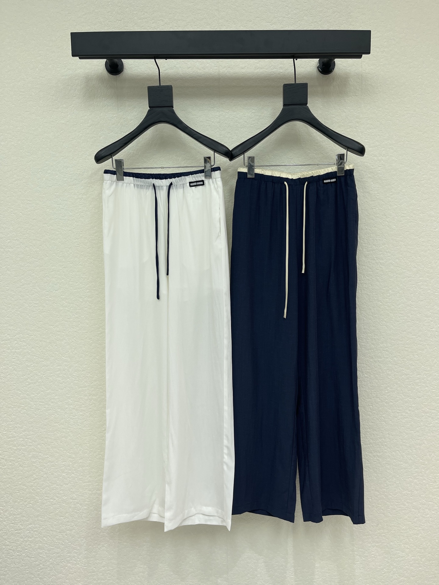 NO:806115,Miumi*26 new goddess-style casual pants. These pants are made of high-quality fabrics, elastic drawstring design, fresh colors, crisp fit and personalized design, exclusive brand accessories decoration, making you the most unique existence. Whether it is the trend front or daily casual, it can make your matching full of innovation. Create your exclusive style and show your personality. SML,, miumiu,19860909Miumi*26新品女神同款休闲裤.这款裤子选用优质面料,松紧抽绳设计,清新的色系 挺括的版型与个性的设计相结合,专属品牌配件装饰,让你成为最独特的存在.无论是潮流前线还是日常休闲,它都能让您的搭配充满新意.打造你的专属风格,尽情展现个性.SML,,miumiu,,Women's clothing