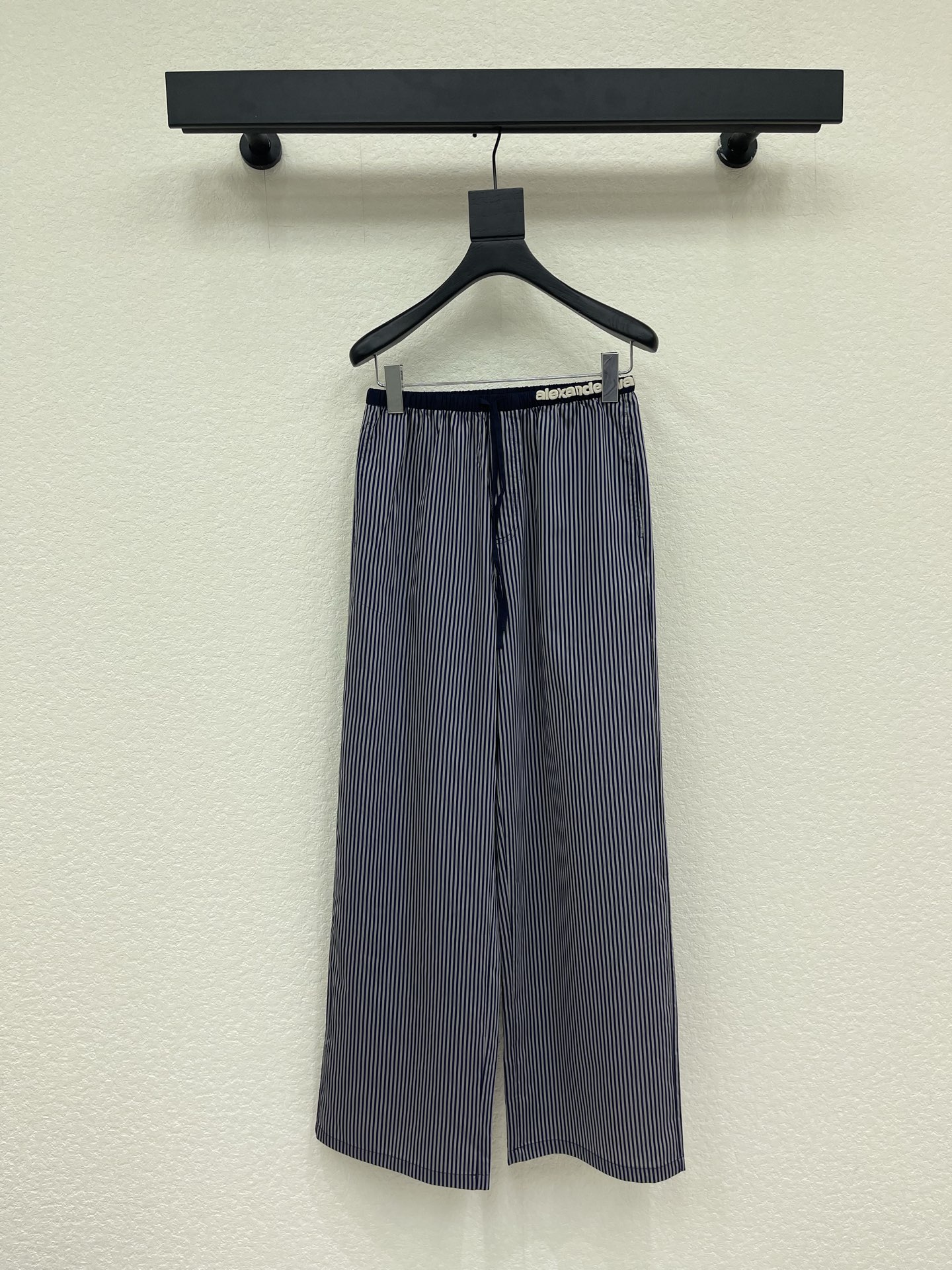 NO:806117,Alexander Wan*26 new goddess's same style striped casual pants. These casual pants are made of high-quality fabrics, elastic drawstring design, stripes have a strong visual sense, the crisp version is combined with personalized design, and exclusive brand accessories are decorated to make you the most unique existence. Whether it is the front line of fashion or daily casual, it can make your matching full of innovation. Create your exclusive style and show your personality. SML,,19860909Alexander Wan*26新品女神同款条纹休闲裤.这款休闲裤选用优质面料,松紧抽绳设计,条纹视觉感强,挺括的版型与个性的设计相结合,专属品牌配件装饰,让你成为最独特的存在.无论是潮流前线还是日常休闲,它都能让您的搭配充满新意.打造你的专属风格,尽情展现个性.SML,,,Women's clothing
