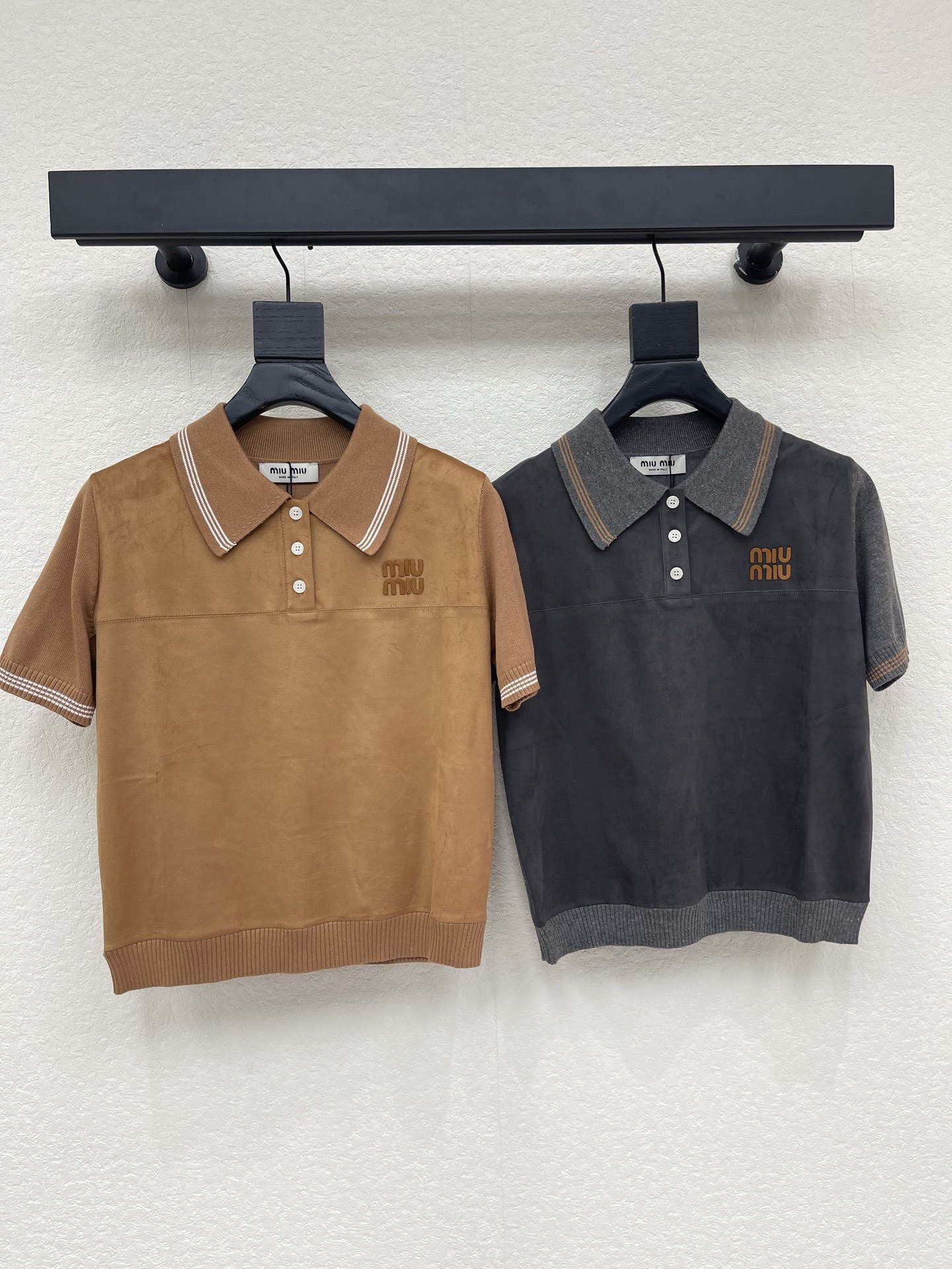 NO:806114,Miumi*26 new summer style spliced ​​lapel knitted short-sleeved top is made of suede. The texture contrast is super layered! The lapel design is equipped with an orange embroidered logo. The details are perfect. The hem and cuffs are ribbed. It is more comfortable to wear. It can be easily managed in daily casual or light formal occasions. It goes well with jeans or skirts. It is simple and individual, a must-have for fashionable girls! Two colors SML A,,miumiu,skirts,jeans,T-shirt,19860909Miumi*26夏季新款拼接翻领针织短袖上衣 采用绒面 质感对比超有层次感!翻领设计配橙色刺绣Logo 细节满分 下摆和袖口罗纹收口 穿着更舒适 日常休闲或轻正式场合都能轻松驾驭 搭配牛仔裤或半裙都很出彩 简约又有个性,时髦女孩必备!两个色SML A,,miumiu,skirts,jeans,T-shirt,,Women's clothing