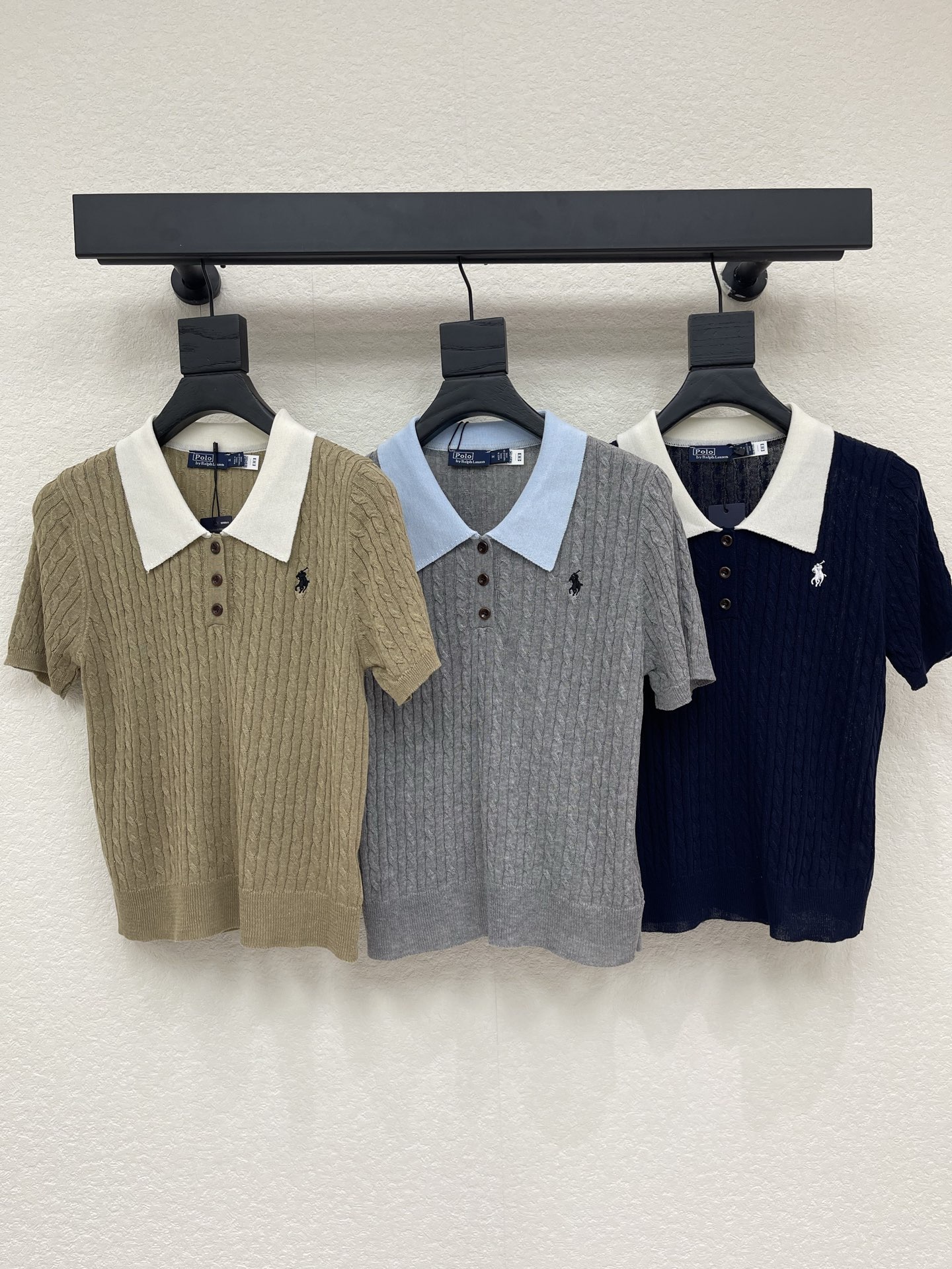 NO:806118,Ralph lauren polo*Ralph 26 spring and summer new contrast color lapel knitted short sleeves!  Customized imported yarn weaving, comfortable and soft, stylish to wear, knitted short sleeves with lapels, all-over twist crochet texture and embroidered war horse pattern on the chest, creating a refined and coordinated atmosphere. The brand's high-end sense is immediately apparent. The overall style is low-key without losing texture. Suitable for commuting and daily travel!  SML,,loro piana,T-shirt,19860909Ralph lauren polo*拉夫26春夏新款撞色翻领针织短袖！定制进口纱线织造 舒适软糯 穿搭洋气 翻领针织短袖 通体麻花钩针肌理搭配胸前刺绣战马图案 营造出精致协调的氛围感 品牌高级感立显 整体风格低调不失质感 通勤日常出行都适配！SML,,loro piana,T-shirt,,Women's clothing