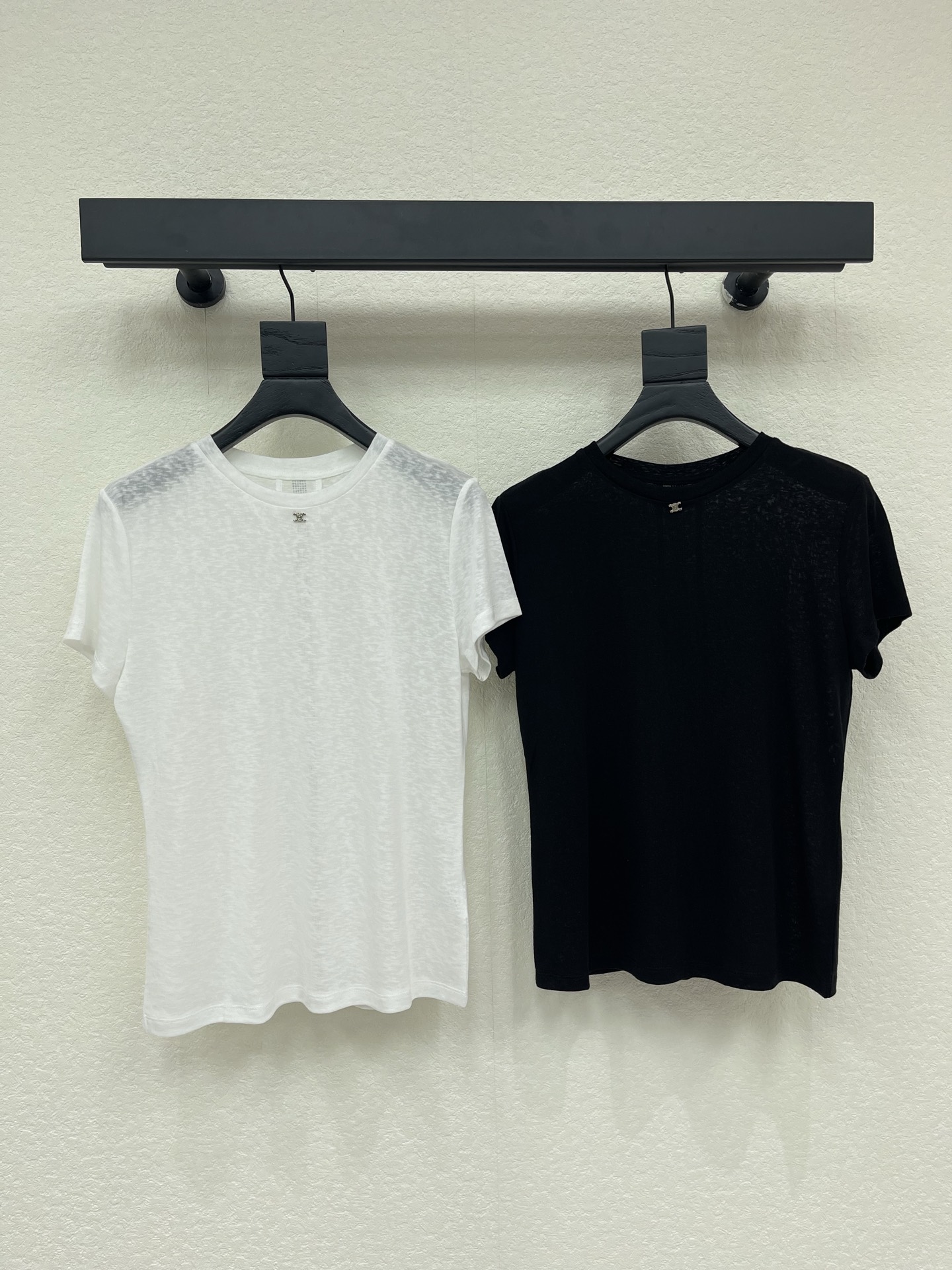 NO:807055,Celin*26 spring and summer new style, right-shoulder short-sleeved T-shirt. Made of light and breathable Tencel fabric. Round neck + right-shoulder cut to modify the shoulder line and make the body taller. Arc de Triomphe embellishment on the neck. Heavy studs on the back. Simple and not monotonous. Simple and versatile. Easy to manage for commuting and leisure. Moderate length. Pair with high-waisted pants or skirts. Easily elongate the proportion. Make you look slimmer and taller.  Two-color SML,,celine,skirts,T-shirt,tees,t-shirt,19860909Celin*26春夏新款 正肩短袖T恤 采用轻薄透气天丝面料 圆领+正肩剪裁 修饰肩部线条 显身形更挺拔 领口凯旋门点缀 后背重工钉钻 简约不单调 简约百搭 通勤休闲都能轻松驾驭 衣长适中 搭配高腰裤或裙子 轻松拉长比例 显瘦又显高 两色SML,,celine,skirts,T-shirt,tees，t-shirt,,Women's clothing