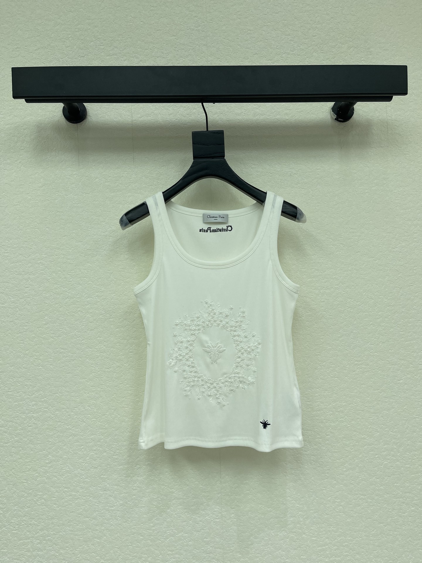 NO:806545,Dio*26 new heavy-duty beaded embroidered vest series with a cloud-like feel and comfort!  Whoever wears it knows how comfortable it feels on the upper body!  Contrast color embroidery, hand-made beading design, and super elastic fabric!  The classic colors are both everyday and high-end, a must-have for daily wear!  SML A,,dior,19860909Dio*26新款重工订珠刺绣背心 云感舒适的系列！ 上身的触感谁穿谁知道的舒服！ 撞色刺绣 手工订珠设计 面料弹力超级好！ 经典颜色都是日常又高级, 日常穿搭必备！ SML A,,dior,,Women's clothing