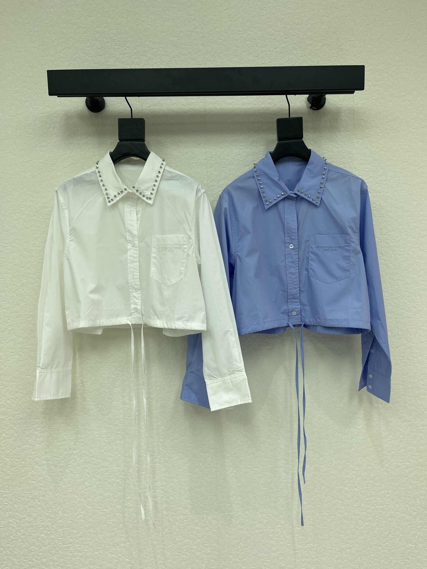NO:806550,Alexander Wan* King 26 new rivet lapel tie shirt, a classic white shirt with ballet style. The collar is decorated with rhinestones and is super chic. The waist strap is adjustable and can be easily switched between loose or slim. The short design highlights the waistline, which is a pure sweet and cool style! The fabric is light and breathable, and super comfortable to wear in spring and summer. It can be worn with jeans or overalls. It is great for daily outings, dates, and commuting. It is a must-have item in spring and summer. SML A,, alexander wang, jeans, shirts,19860909Alexander Wan*大王26新品铆钉翻领绑带衬衫,经典白衬衫融合芭蕾风,领口水钻点缀超致,腰部绑带可调节,轻松切换宽松or修身,短款设计凸显腰线,纯欲甜酷风get!面料轻薄透气,春夏穿超舒服,搭配牛仔裤或工装裤,日常出街,约会,通勤都很出彩,是春夏必入热门单品.SML A,,alexander wang,jeans,shirts,,Women's clothing