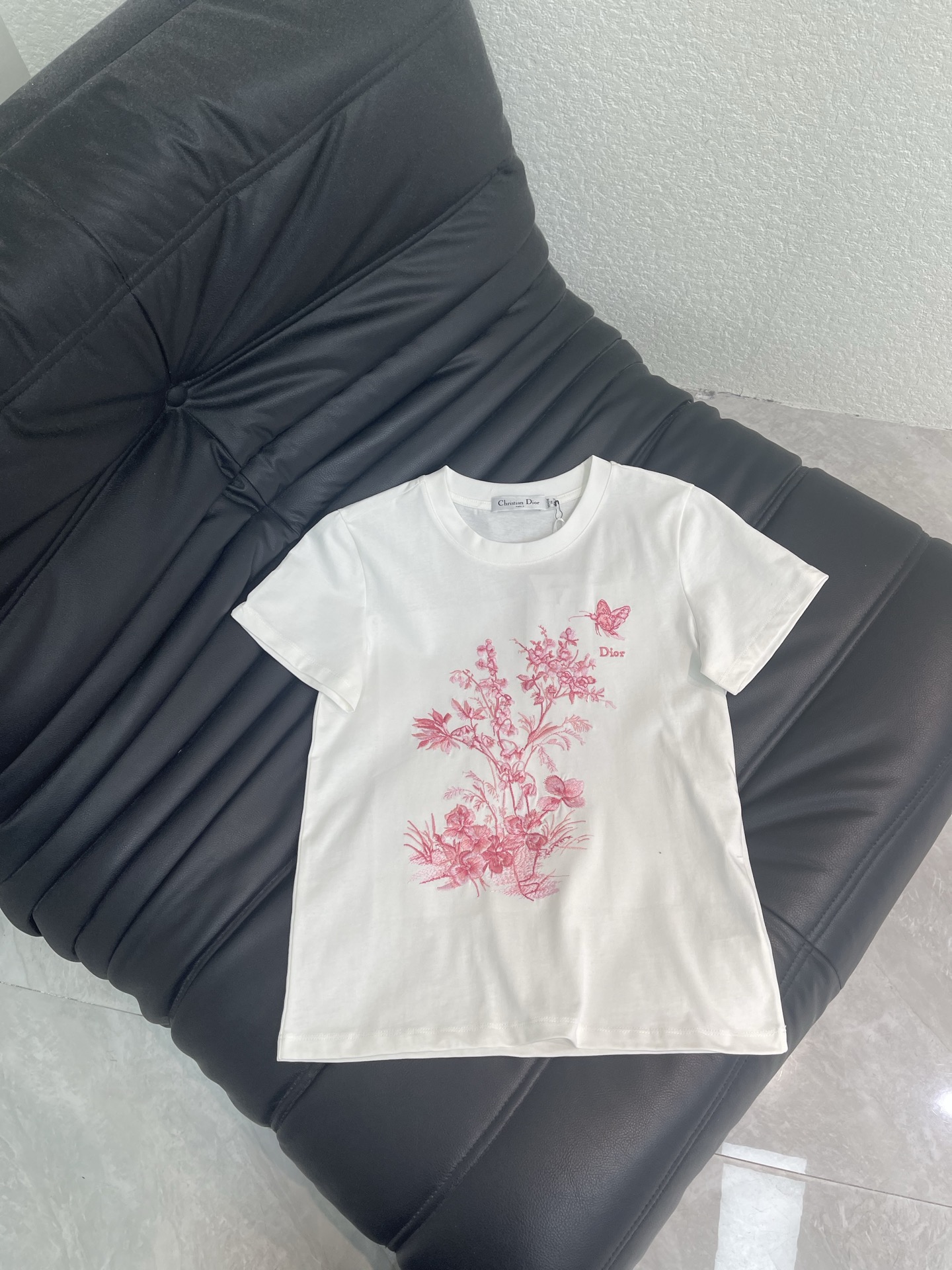 NO:806559,Dio*26 new spring and summer embroidered leaf and flower short-sleeved T-shirt!  Customized cotton material with delicate texture, comfortable and breathable, embroidered with plant leaves and flowers, embellished with butterflies and floral elements, fresh, elegant and artistic, round neck design is simple and versatile, super comfortable for daily wear. The classic round neck accommodates a variety of body shapes, easily matched with jeans or casual pants, fashionable and practical. SML, dior, jeans, T-shirt, tees, t-shirt,19860909Dio*26春夏新款 刺绣树叶花短袖T恤！定制全棉材质 质感细腻 舒适透气 植物树叶花刺绣 蝴蝶和花卉元素点缀 清新优雅又有艺术感 圆领设计简约百搭 日常穿着超舒适 经典圆领包容多种身材,轻松搭配牛仔裤或休闲裤,时尚又实用.SML,,dior,jeans,T-shirt,tees，t-shirt,,Women's clothing