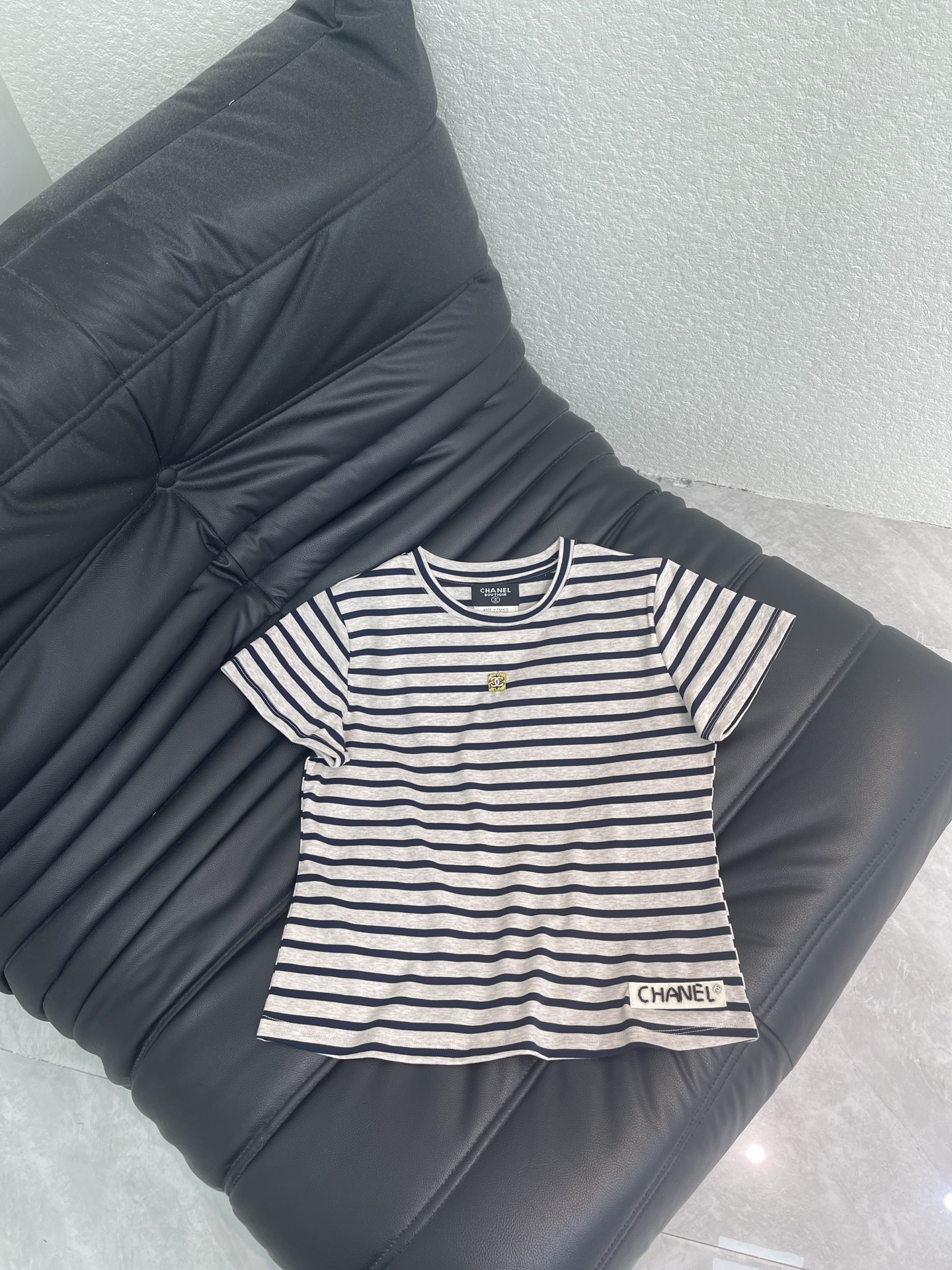 NO:807056,Chane*26’s new second-hand series striped limited-edition short-sleeved T-shirt is based on French stripes and infused with the essence of fragrance!  The contrasting stripes are gentle and noble. The rhinestone buttons on the chest and the embroidered logo on the hem are low-key and have a good sense of sophistication. Selected high-weight cotton materials are draped and anti-wrinkle. The comfort of the upper body and the fit are both online!  High quality customization SML,,chanel,T-shirt,tees,t-shirt,19860909Chane*26新品中古系列条纹限定短袖T恤 以法式条纹为基底 注入香风精髓！条纹撞色温柔又显贵 胸前水钻扣+下摆刺绣标 低调中藏着不俗的精致感 精选高克重棉料 垂顺抗皱 上身舒适度与版型双在线！高品质定制 SML,,chanel,T-shirt,tees，t-shirt,,Women's clothing