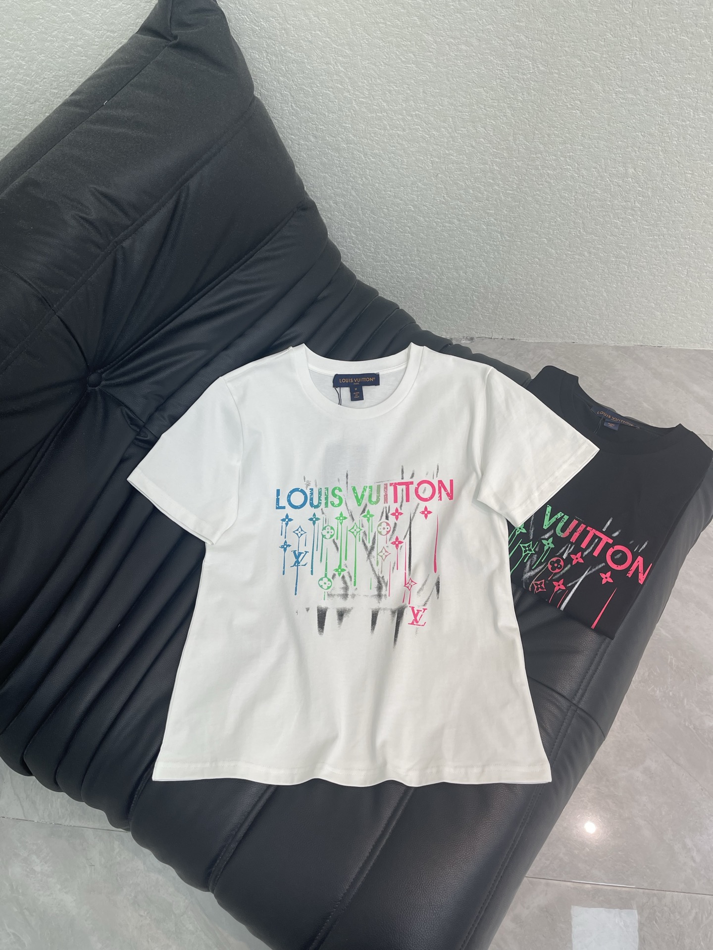 NO:806564,Louis Vuitto*26 new spring and summer colorful four-leaf clover round neck short-sleeved T-shirt. The graffiti T-shirt directly welds the 'high street atmosphere' to the body!  The contrasting graffiti letters on the chest + dripping print design bring a sense of street coolness, breaking the boring feeling of conventional T-shirts. It looks very stylish when paired with jeans and sweatpants. It looks like a blockbuster when you take a photo on the street. It is a must-have eye-catching tool for fashionistas!  SML,,louis vuitton,jeans,T-shirt,tees,t-shirt,19860909Louis Vuitto*26春夏新款彩色四叶草圆领短袖T恤.涂鸦T恤直接把“高街氛围感”焊在身上！胸前撞色涂鸦字母+滴落式印花设计,自带街头酷感,打破常规T恤的沉闷感 搭配牛仔裤、运动裤都超有范儿,出街随手一拍都是大片感,是潮人必备的吸睛利器！SML,,louis vuitton,jeans,T-shirt,tees，t-shirt,,Women's clothing