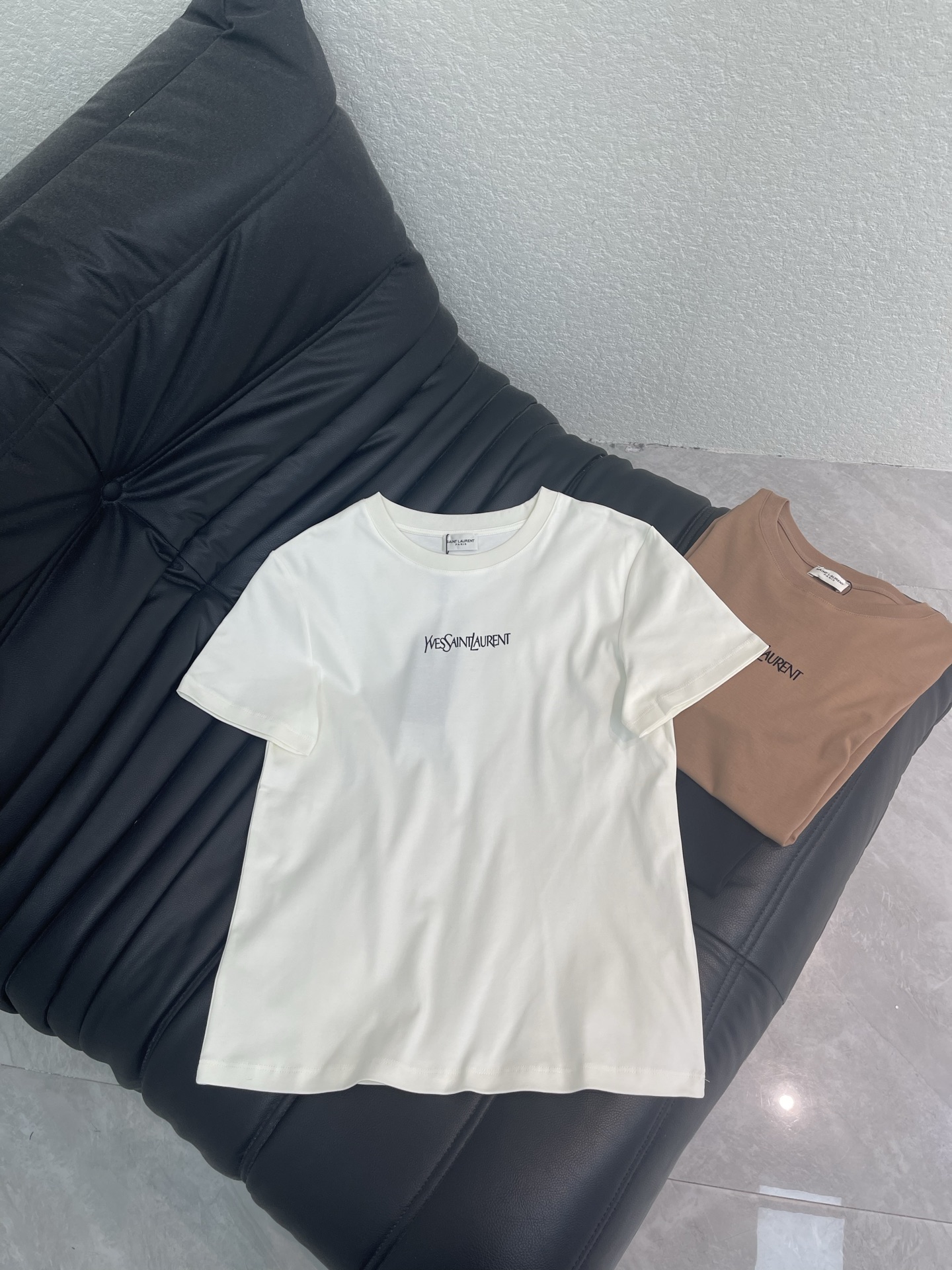 NO:807632,Ysl*26 new spring and summer round neck printed logo short-sleeved T-shirt. Customized YB mercerized cotton material, breathable and comfortable, full of texture, slim-fitting short-sleeved T-shirt cut, showing a slim and fashionable dressing effect. Printing technology is used on the chest to outline the iconic letter logo, which strengthens the brand identity and makes the sense of fashion and high-end appear. It creates a personalized style, fashionable and relaxed, classic color options are available, and it is stylish and stylish when worn alone. SML A,, saint  laurent,T-shirt,tees,t-shirt,19860909Ysl*26春夏新款圆领印花徽标短袖T恤.定制YB丝光棉材质,透气舒适,质感十足,修身短袖T恤裁剪,呈现显瘦时尚穿搭效果,胸前利用印花工艺,勾勒出标志性字母徽标,加强品牌标识度,时尚高级感立现,打造个性风格,时髦松弛,经典配色可选,单穿内搭都出彩时髦.SML A,,saint laurent,T-shirt,tees，t-shirt,,Women's clothing