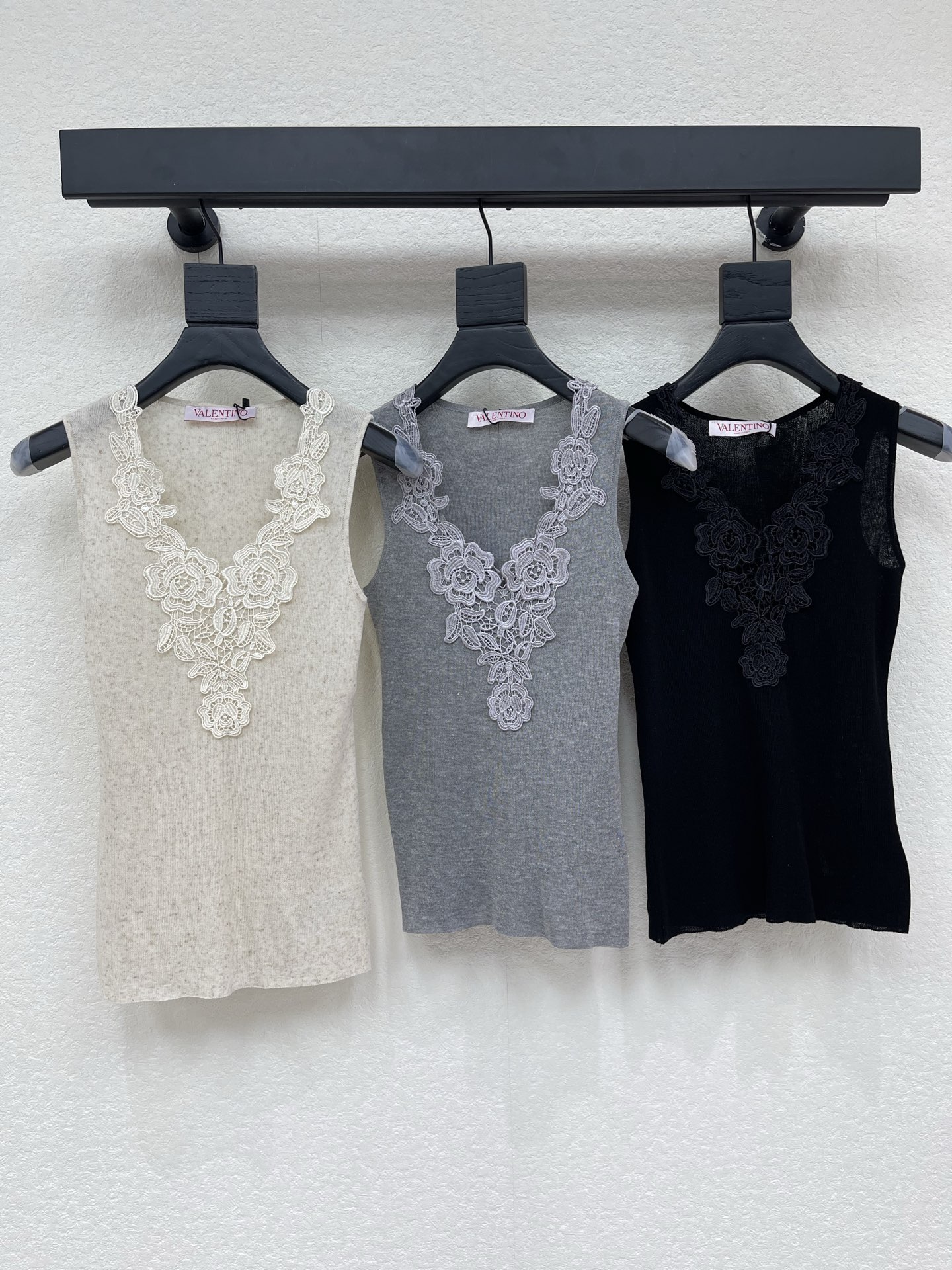 NO:806126,VALENTIN*26 new spring and summer French crochet V-neck knitted vest!  Customized imported knitted yarn material, high-quality texture, soft and skin-friendly, V-neck splicing, heavy crochet design, exquisite and romantic floral pattern, suitable for spring and summer wear alone or as an inner layer, easy to manage for daily commuting and vacation, paired with jeans, skirt or wide-leg pants, elegant and relaxed, easy to create a high-end look SML AA,,valentino,skirts,jeans,19860909VALENTIN*26春夏新款法式钩花V领针织背心！定制进口针织纱线材质 质感高级 柔软贴肤 V领拼接重工钩花工艺设计 花卉图案精致浪漫 春夏单穿或内搭都很 日常通勤度假都能轻松驾驭 搭配牛仔裤半裙或阔腿裤 优雅又松弛 轻松打造高级感穿搭SML AA,,valentino,skirts,jeans,,Women's clothing