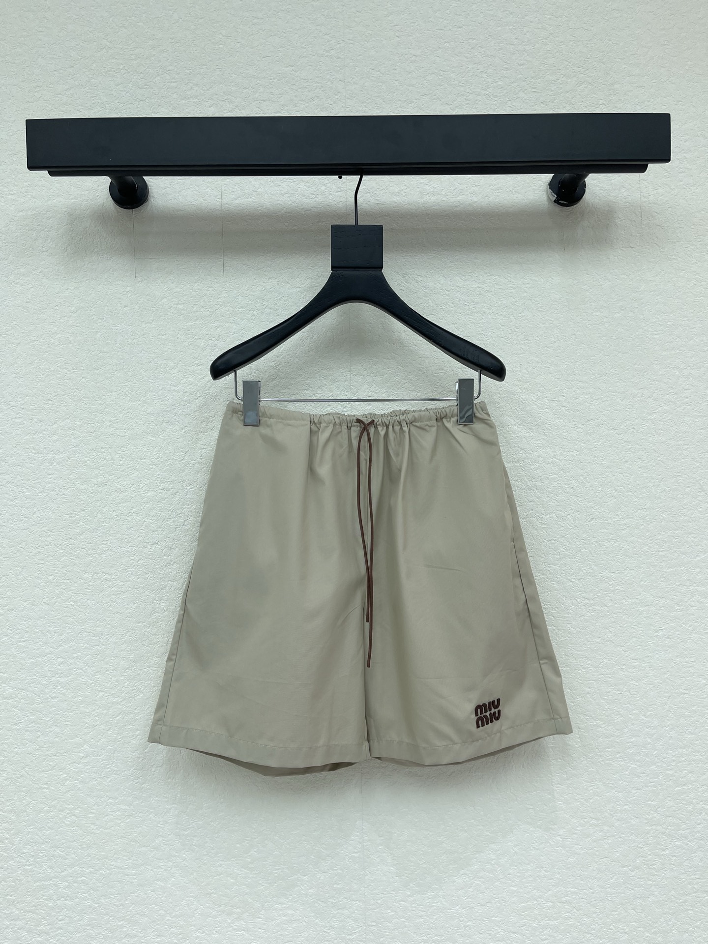 NO:806567,Miumi*26 new spring and summer drawstring casual shorts, full of relaxation and lazy style!  Letter embroidered shorts, perfect for summer wear and the code for relaxation!  Drawstring wide-leg shorts, covering the flesh and making you look slimmer. yyds. Standard for sweet and cool girls. Milk tea color casual shorts, versatile and not picky. Just what you need in summer!  SML,,miumiu,shorts,19860909Miumi*26春夏新品抽绳休闲短裤,松弛感拉满 慵懒千金风！字母刺绣短裤,夏日穿搭天花板 松弛感密码！抽绳阔腿短裤,遮肉显瘦yyds 甜酷少女标配 奶茶色休闲短裤,百搭不挑人 夏日刚需！SML,,miumiu,shorts,,Women's clothing