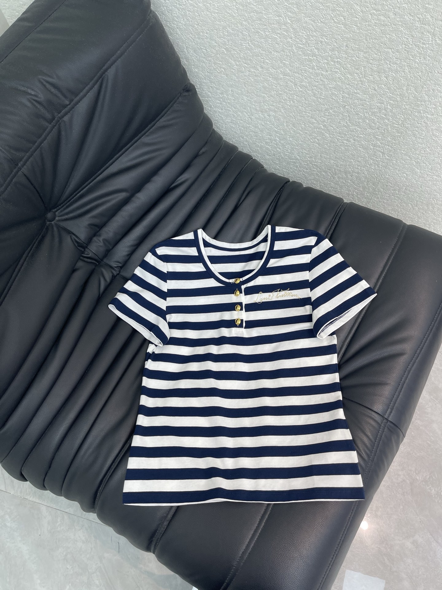 NO:807051,Louis Vuitto*26 new spring and summer style navy striped short-sleeved T-shirt. Classic black and white stripes + Henley collar design, with exquisite metal buckles and embroidered letter details, retro and textured. Fitted with a slightly loose fit, the upper body is slim but not tight, and can easily modify the body line. Wearing alone is refreshing and age-reducing, and it is very suitable for pairing with jeans and skirts. It can be worn for daily commuting and leisure outings, and you can get the French lazy atmosphere with one click. SML,, louis  vuitton,skirts,jeans,T-shirt,tees,t-shirt,19860909Louis Vuitto*26春夏新款 海军风条纹短袖T恤 经典黑白条纹+亨利领设计,搭配精致金属扣与刺绣字母细节,复古又显质感.合身微宽松版型,上身显瘦不紧绷,轻松修饰身形线条.单穿清爽减龄,搭配牛仔裤、半裙都超适配,日常通勤、休闲出游都能穿,一键get法式慵懒氛围.SML,,louis vuitton,skirts,jeans,T-shirt,tees，t-shirt,,Women's clothing