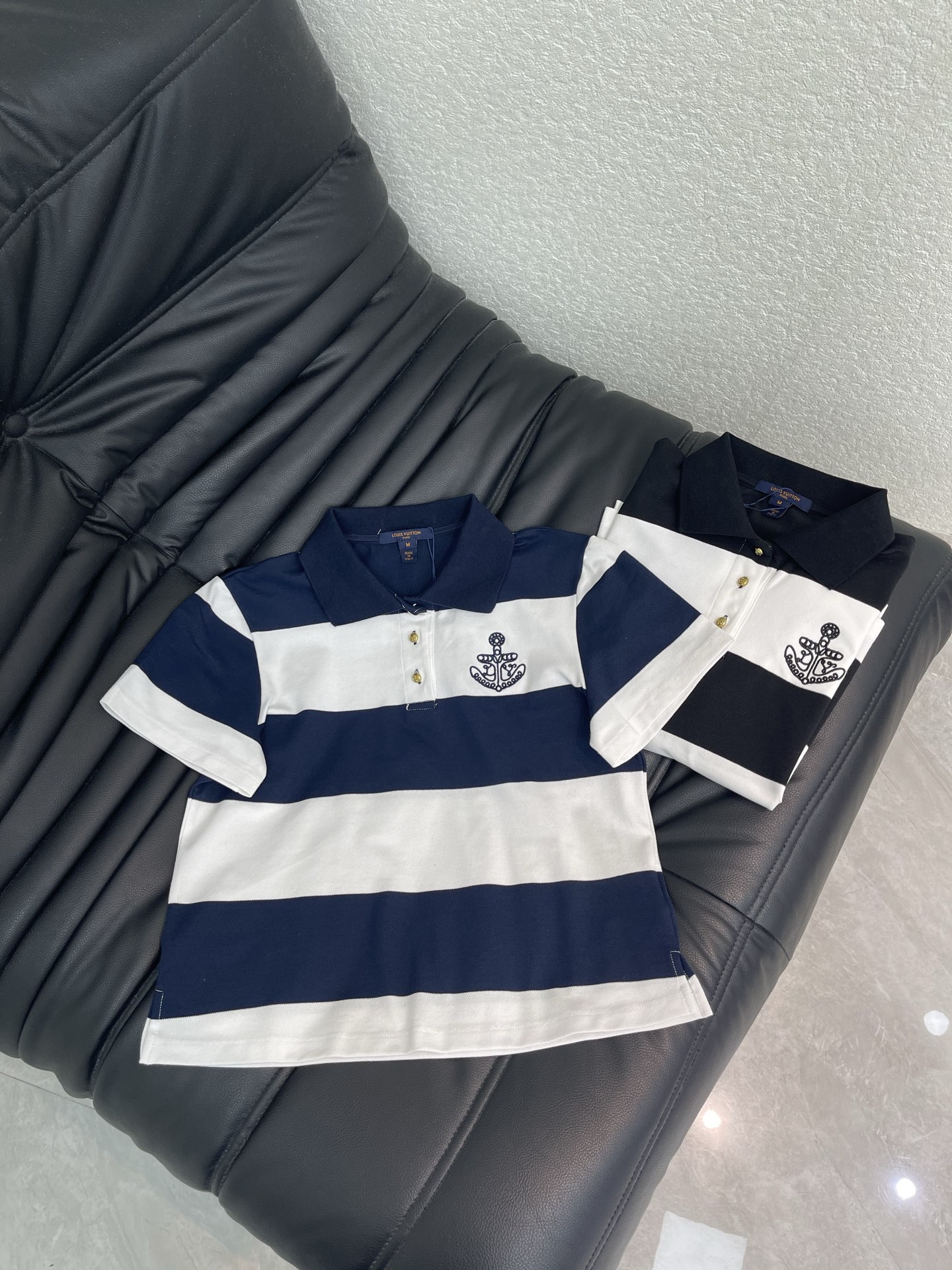 NO:807058,Louis Vuitto*26 new spring and summer lapel striped short-sleeved T-shirt!  Customized twill cotton material, breathable and comfortable, full of texture, lapel short-sleeved T-shirt cut, placket buttons to add a high-class casual feel to the outfit, all-over stripes with contrasting colors, nautical anchor logo on the chest, highlighting the brand style, youthful atmosphere suddenly increased, looks stylish when worn alone, SML, louis vuitton, T-shirt, tees, t-shirt,19860909Louis Vuitto*26春夏新款翻领条纹短袖T恤！定制斜纹全棉材质 透气舒适 质感十足 翻领短袖T恤裁剪 开襟纽扣增加穿搭美高休闲感 通体条纹撞色 胸前航海船锚标识 凸显品牌格调 青春气氛骤增 单穿内搭都出彩时髦 SML,,louis vuitton,T-shirt,tees，t-shirt,,Women's clothing