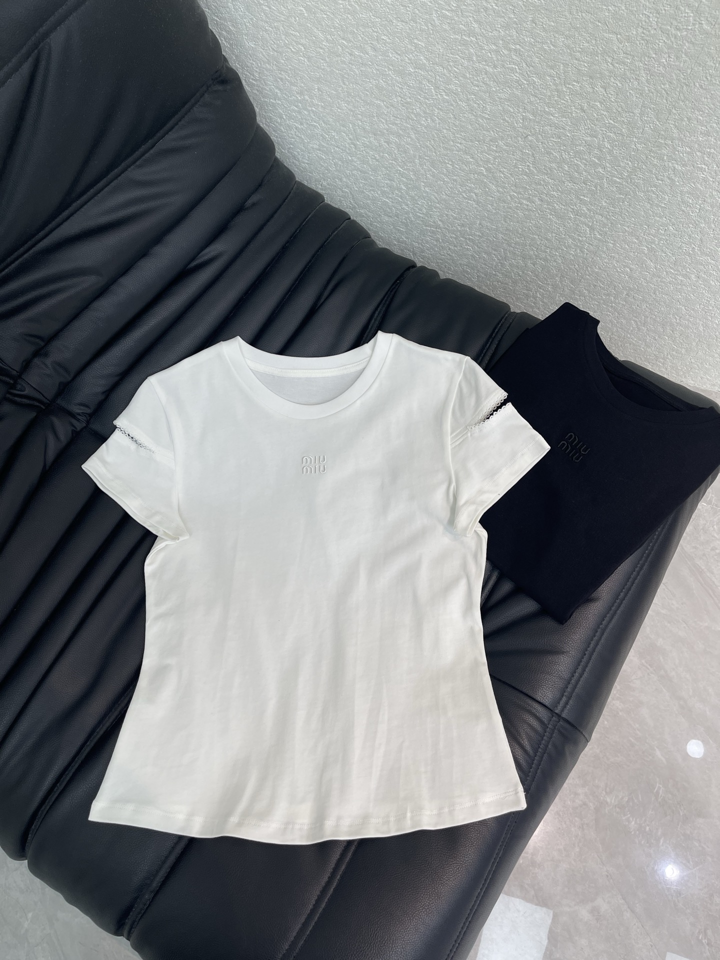 NO:808159,Miumi*26 new spring and summer new short-sleeved T-shirt with embroidered small letters. Pure cotton fabric. Hollow ruffled cuff design. Three-dimensional embroidered logo on the chest is low-key and unobtrusive. The slim-fitting version is not flattering. The short style shows off the waistline. It goes well with high-waisted pants or skirts. It can be easily used for daily commuting and leisure. Two-color SML A,,miumiu,skirts,T-shirt,tees,t-shirt,19860909Miumi*26春夏新款刺绣小字母短袖T恤 纯棉面料 镂空荷叶边袖口设计 胸前立体刺绣logo低调不张扬 修身微收的版型不挑身材 短款超显腰线 搭高腰裤或半裙都很赞 日常通勤 休闲都能轻松驾驭 两色SML A,,miumiu,skirts,T-shirt,tees，t-shirt,,Women's clothing