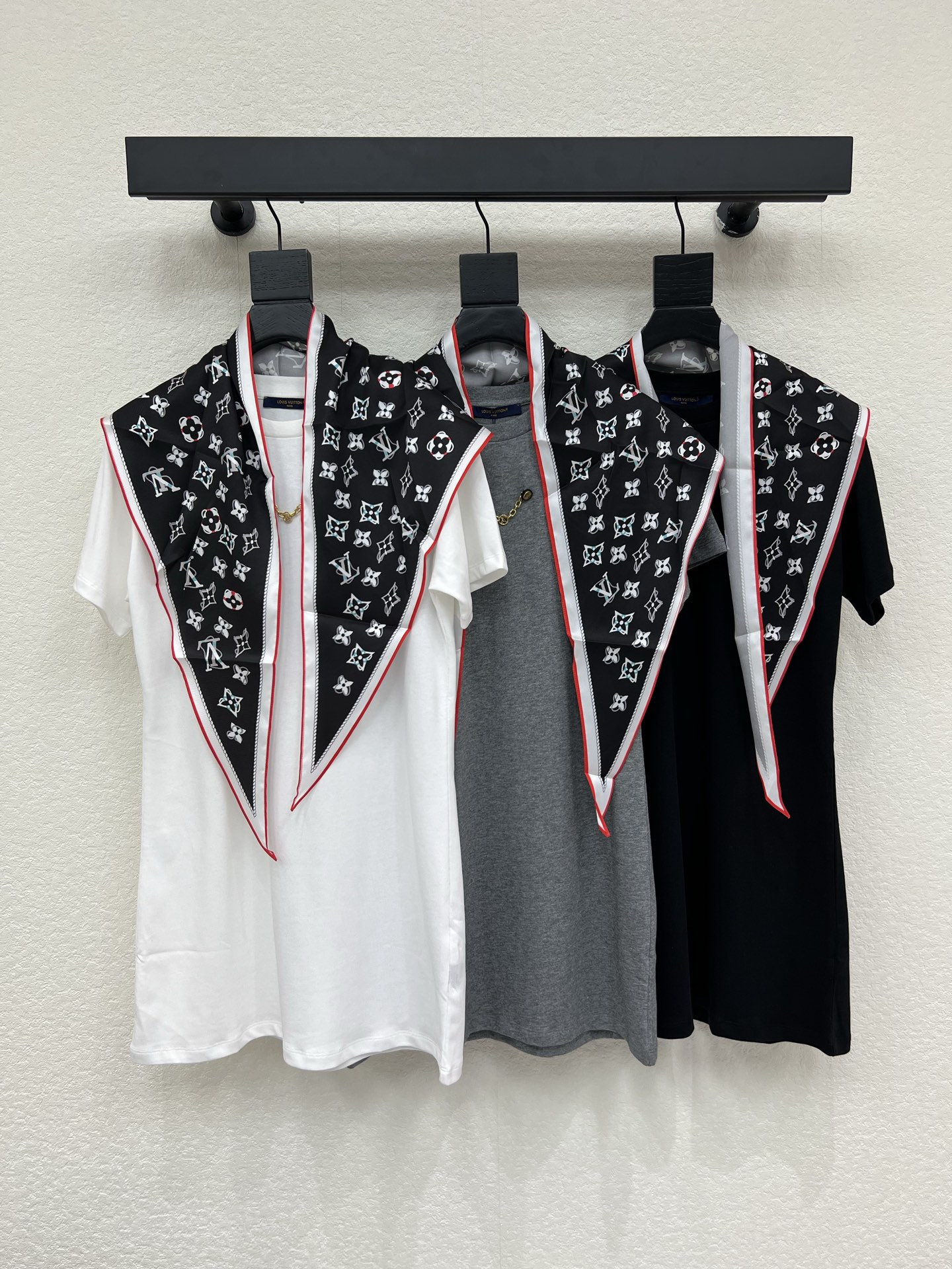 NO:807050,Louis Vuitto*26 new spring and summer shawl round neck short-sleeved dress. Simple round neck short-sleeved design. Pure cotton fabric is breathable. It is skin-friendly and comfortable to wear. The neckline is matched with a black printed silk scarf. Red and white edges are embellished. It is full of fashion. The overall style is classic and versatile. Suitable for daily or casual occasions. Easily matched with various accessories to show personality and elegance. SML A,,louis vuitton,skirts,T-shirt,shawls,19860909Louis Vuitto*26春夏新款披肩圆领短袖连衣裙 简约圆领短袖设计 纯棉面料透气 穿着亲肤舒适 领口搭配黑色印花丝巾 红白边点缀 时尚感满满 整体风格经典百搭 适合日常或休闲场合 轻松搭配各种配饰 展现个性与优雅气质 SML A,,louis vuitton,skirts,T-shirt,shawls,,Women's clothing