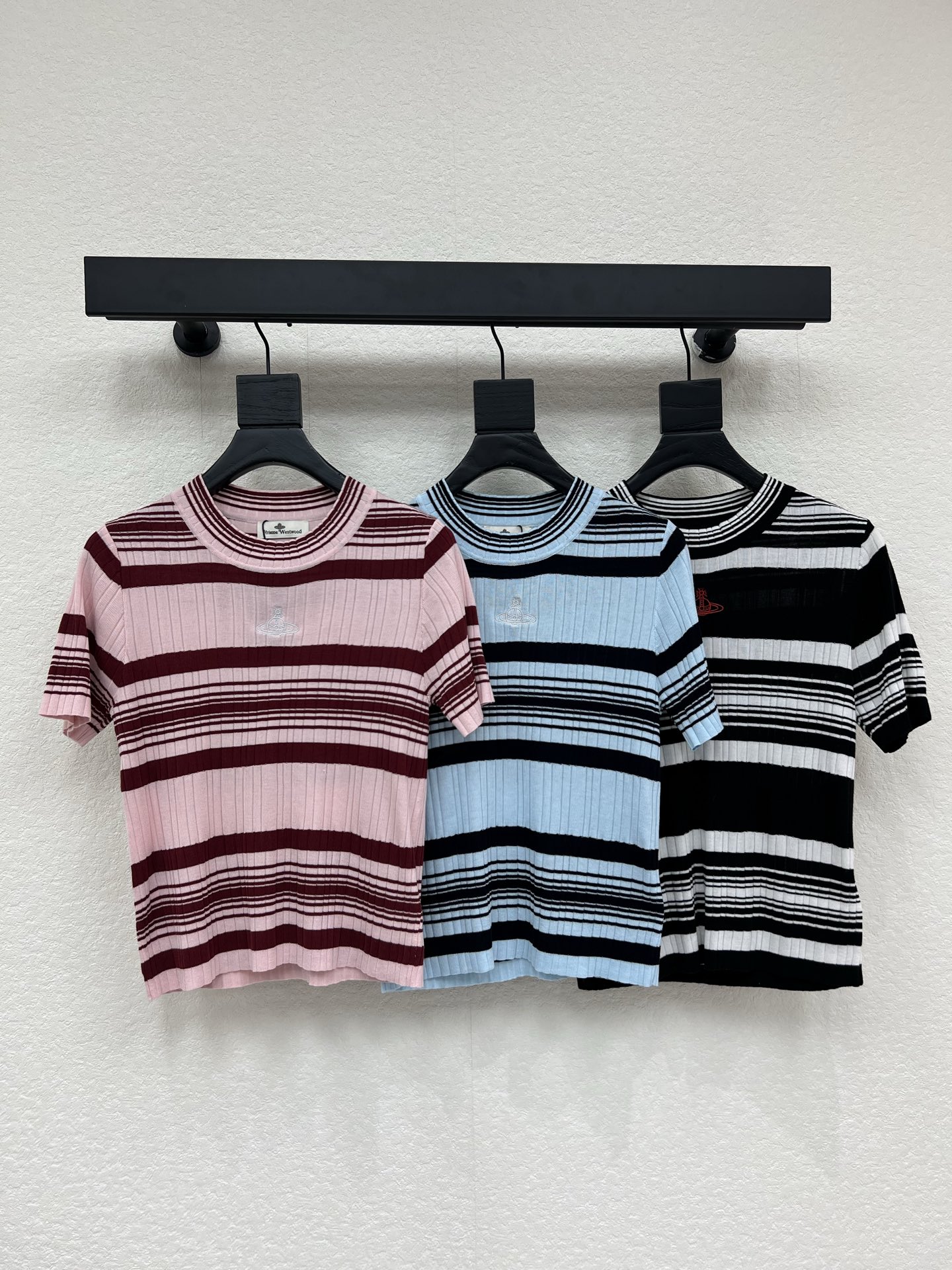 NO:807068,Viviene Westwoo*26 new spring and summer Saturn stripe contrasting color round neck knitted short sleeves, using classic stripe design, contrasting color stitching has a college style and retro feel. The combed cotton material is soft and skin-friendly, and the boneless sewing is more comfortable, perfect for spring and summer wear!  Multiple colors are available, including blue and black, pink, black and white, etc. It looks great with jeans or short skirts. It can be easily worn on the street or on campus. It is fashionable and versatile~SML A,,skirts,jeans,T-shirt,19860909VivieneWestwoo*26春夏新款土星条纹撞色圆领针织短袖,采用经典条纹设计,撞色拼接超有学院风和复古感.精梳棉材质柔软亲肤,无骨缝制更舒适,春夏穿超合适！多色可选,蓝黑、粉红、黑白等,搭配牛仔裤或短裙都很出彩,日常出街、校园穿搭都能轻松驾驭,时髦又百搭～SML A,,skirts,jeans,T-shirt,,Women's clothing