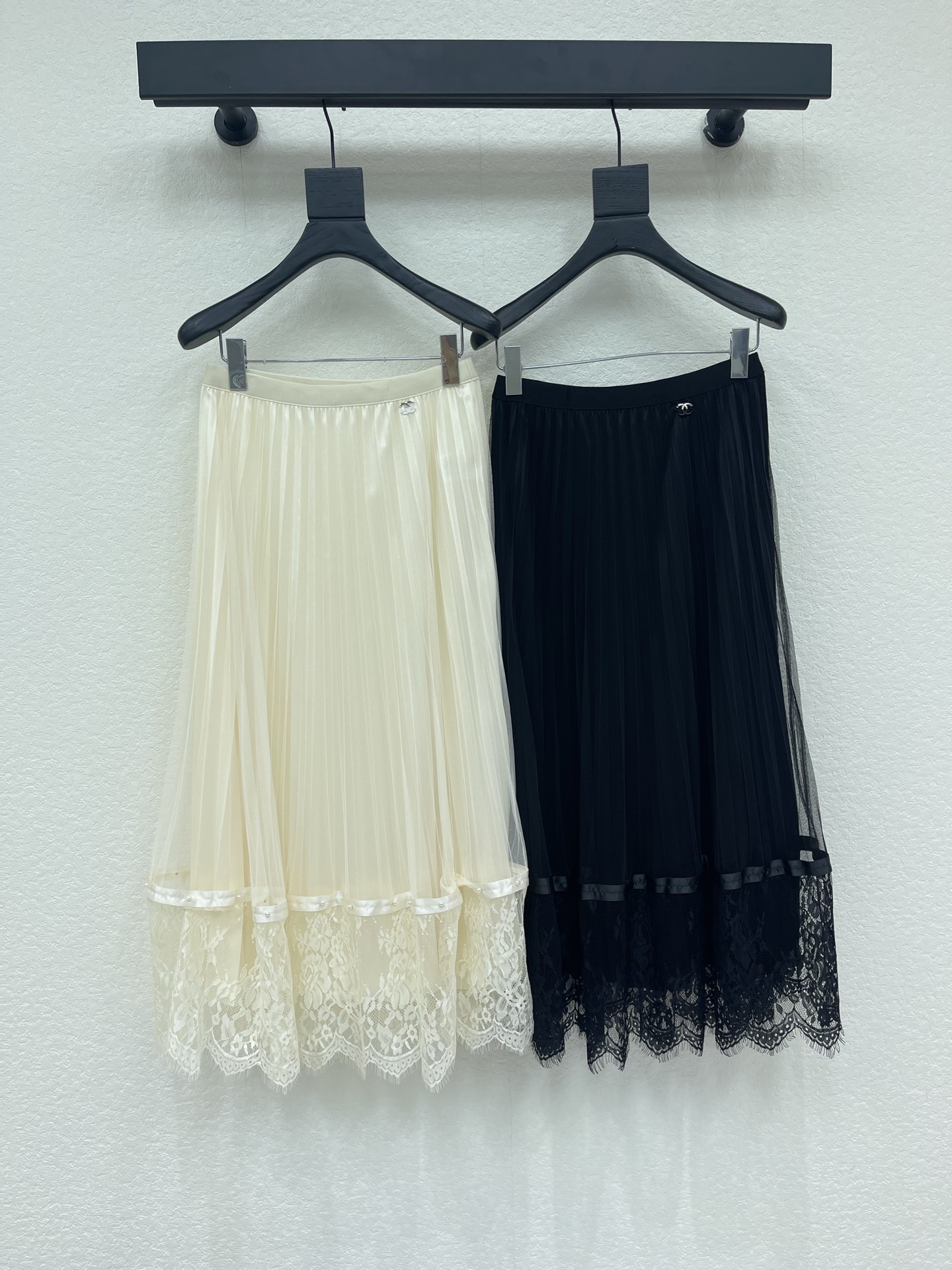 NO:807053,Chane*26 Spring and Summer New Xiaoxiang Mesh Skirt A-line shape + elastic waist, comfortable and slim, suitable for various body shapes, lace splicing at the hem, full of sophistication, the fabric is light and drapey, the length is just right to reveal the ankles, and is a plus for modifying the leg shape. It can be easily managed for daily commuting and dating. Paired with sweaters, knitted sweaters or coats, they are very gentle and elegant. Two-color SML,,chanel,skirts,jackets & coats,sweaters,19860909Chane*26春夏新款小香网纱半裙 A字版型+松紧腰 舒适又显瘦 适合多种身材 下摆蕾丝拼接 精致感满满 面料轻盈垂感超赞 长度刚好露脚踝 修饰腿型超加分 日常通勤 约会 都能轻松驾驭 搭配毛衣 针织衫或外套都很温柔气质 两色SML,,chanel,skirts,jackets & coats,sweaters,,Women's clothing