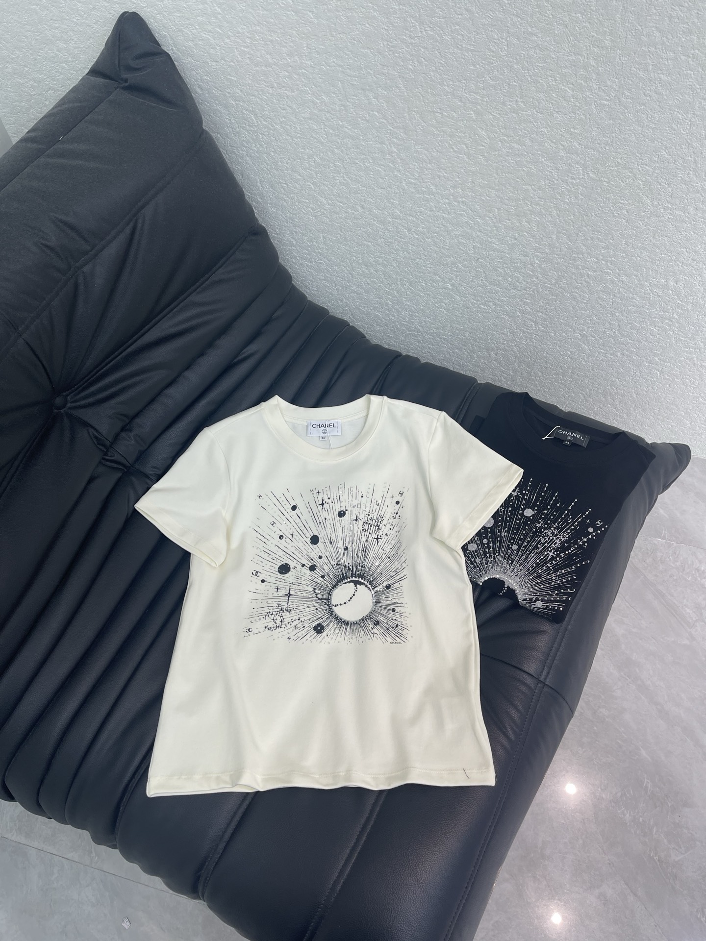 NO:807060,CHANE*26 new spring and summer new planet print short-sleeved T-shirt, made of pure cotton, soft and comfortable, perfect for summer!  The front planet + radial line design is full of art and highly recognizable. Available in black and white, it is versatile and easy to match. The loose version is super friendly to the body and can be easily used for daily commuting and leisure. Pair it with jeans or a skirt, it is simple and individual, and you can easily get a sense of fashion!  SML,,chanel,skirts,jeans,T-shirt,tees,t-shirt,19860909CHANE*26春夏新新款星球印花短袖T恤,采用纯棉材质,柔软舒适,夏天穿超合适！正面星球+放射线条设计,艺术感满满,辨识度超高.黑白两色可选,百搭不挑人,宽松版型对身材超友好,日常通勤、休闲都能轻松驾驭.搭配牛仔裤或半裙,简约又有个性,轻松get时尚感！SML,,chanel,skirts,jeans,T-shirt,tees，t-shirt,,Women's clothing
