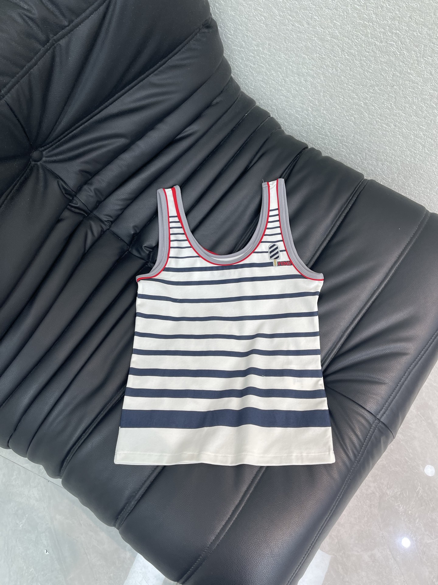 NO:807069,Fend*26 new spring and summer striped sleeveless vest, classic navy blue and white stripes, red and gray contrasting edges, simple and detailed. Soft knitted fabric, super breathable and comfortable to wear in summer! FF logo embroidery on the chest, perfect brand recognition. Sleeveless design, versatile to wear alone or inside, paired with high-waisted skirts, jeans, casual shorts, easy to get summer vacation style or daily casual style. SML A,, fendi, skirts, shorts, jeans,19860909Fend*26春夏新款条纹无袖背心,经典海军蓝白条纹,红灰撞色边饰,简约又有细节感.柔软针织面料,夏天穿超透气舒适!胸前FF标志刺绣,品牌辨识度满分.无袖设计,单穿或内搭都很百搭,搭配高腰短裙,牛仔裤,休闲短裤,轻松get夏日度假风或日常休闲风.SML A,,fendi,skirts,shorts,jeans,,Women's clothing