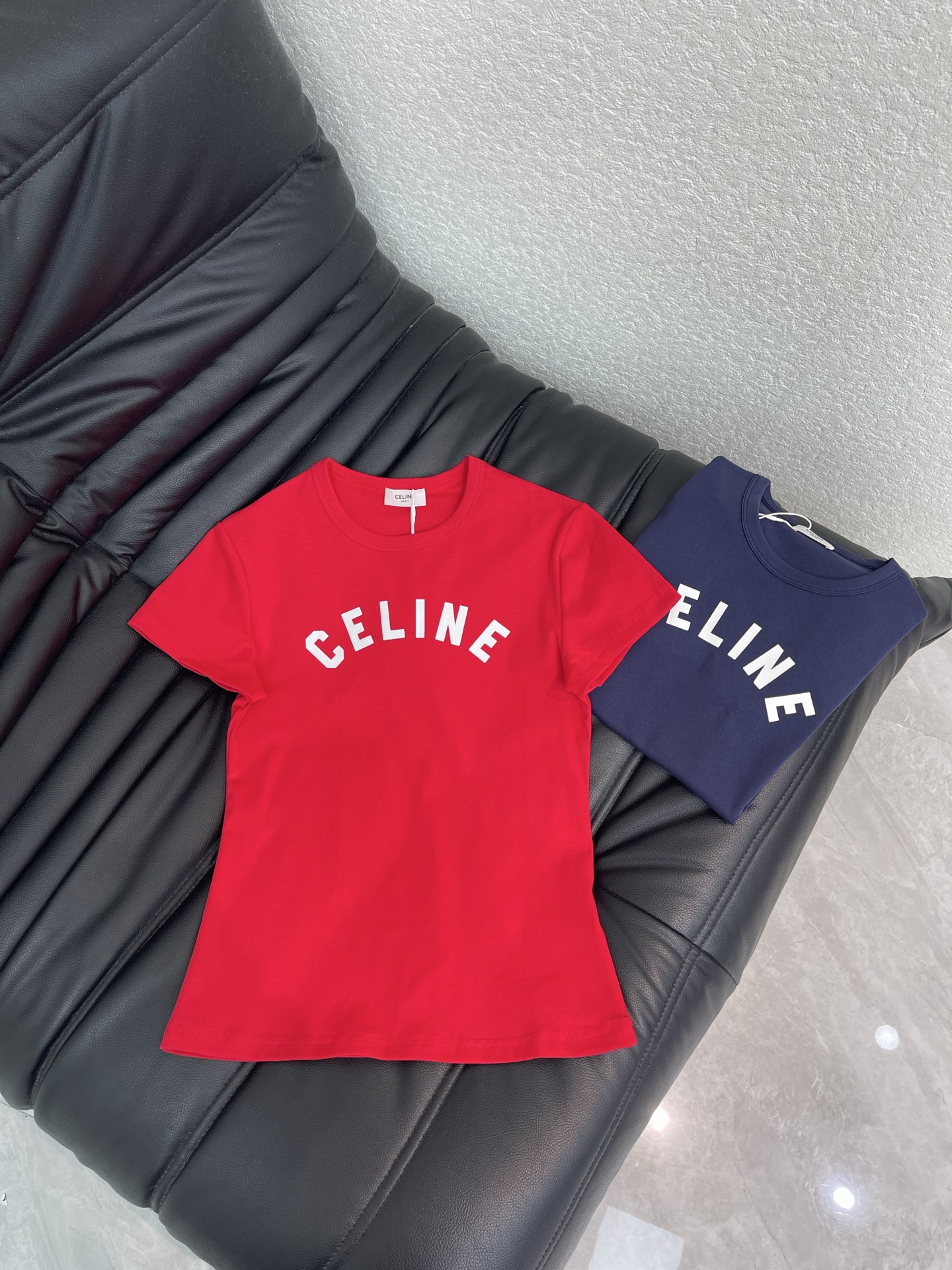 NO:807052,Celin*26 new spring and summer printed elastic short-sleeved T-shirt. The elastic version wraps around the body but is not tight. The logo on the chest is the soul ~ the clean and simple style is classic and timeless!  Made of custom-made imported cotton material, the classic round neckline just modifies the neckline, so you can wear it casually without any pressure!  The slim fit fits the body shape but does not tighten the flesh. It quietly narrows the waist and abdomen lines and hides the 'slimness' in the slack. SML A,,celine,T-shirt,tees,t-shirt,19860909Celin*26春夏新款印花弹力短袖T恤.包裹弹力版型裹身却不紧绷,胸前logo是灵魂～干净简洁的款式经典不过时！定制进口棉材质,经典圆领刚好修饰颈线,不挑人随便穿搭无压力！修身版型贴合身形,却不勒肉,悄悄收窄腰腹线条,把“显瘦”藏在松弛里SML A,,celine,T-shirt,tees，t-shirt,,Women's clothing