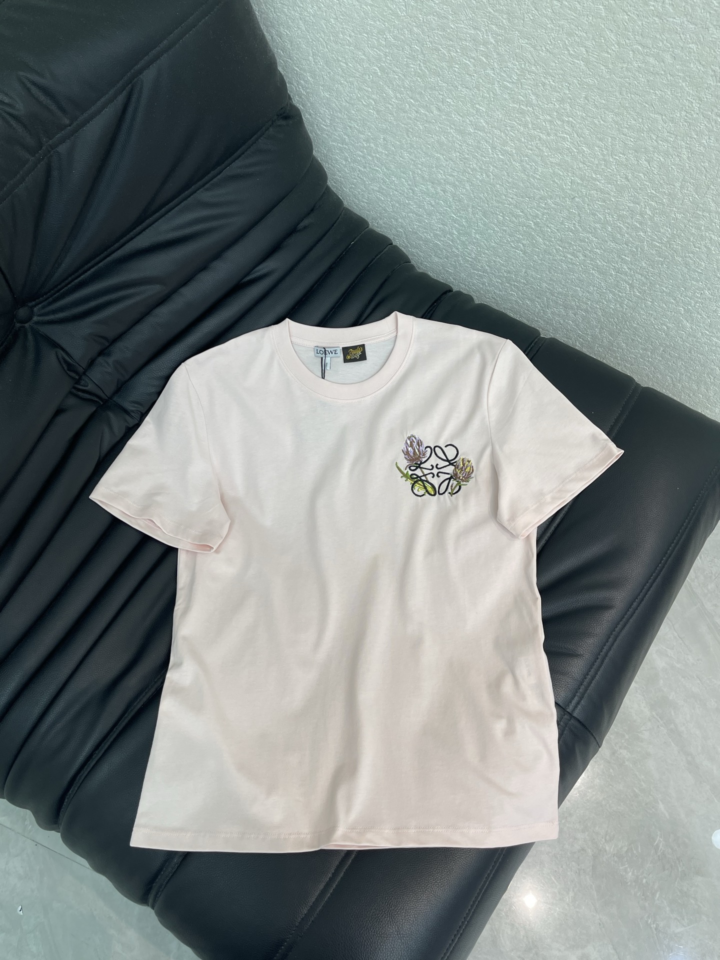NO:807629,Loew*26 new spring and summer short-sleeved T-shirt with flower embroidery logo. The floral embroidery directly welds the spring and summer atmosphere to the ceiling. The off-white flower T-shirt is gentle and high-end. The embroidery details on the chest are super exquisite. The soft fabric is very comfortable to wear. Paired with a red strawberry straw hat, it instantly lights up the look. The yellow skin can also be white enough to shine!  SML AA,,loewe,espadrilles,T-shirt,tees,t-shirt,hats,19860909Loew*26春夏新款花朵刺绣徽标短袖T恤.花卉刺绣搭配直接焊死春夏氛围感天花板 米白花卉T恤温柔又高级,胸前刺绣细节超精致,软乎乎的面料贴身穿巨舒服,搭配红草莓草编帽,瞬间点亮造型,黄皮也能白到发光！SML AA,,loewe,espadrilles,T-shirt,tees，t-shirt,hats,,Women's clothing