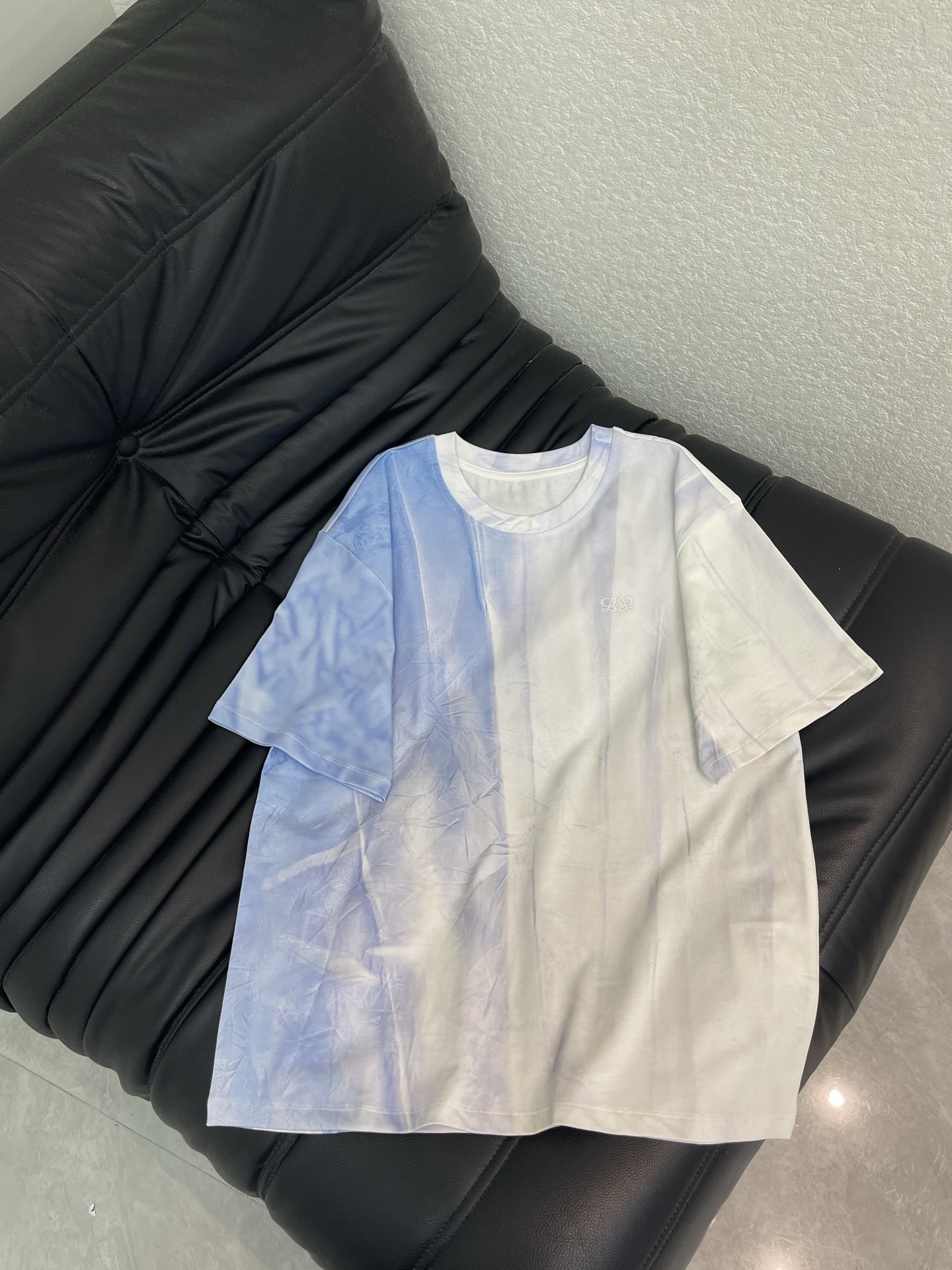 NO:807067,Loew*26 new spring and summer gradient short-sleeved T-shirt, light blue to white gradient design, fresh and high-end, super comfortable to wear in summer! The fabric is soft and breathable, with a natural pleated texture, light and textured. The Double L embroidery on the chest is low-key and exquisite, with perfect details. The loose version is tolerant of a variety of body types, and it looks great when worn alone or paired with light-colored trousers. It is easy to get a relaxed feeling in summer. SML A,, loewe, T-shirt, tees, t-shirt,19860909Loew*26春夏新款渐变短袖T恤,浅蓝到白色渐变设计,清新又高级,夏天穿超舒服!面料柔软透气,带自然褶皱肌理,轻盈又有质感.胸前Double L刺绣低调精致,细节满分.宽松版型,包容多种身材,单穿或搭配浅色裤装都很出彩,轻松get夏日松弛感穿搭.SML A,,loewe,T-shirt,tees，t-shirt,,Women's clothing