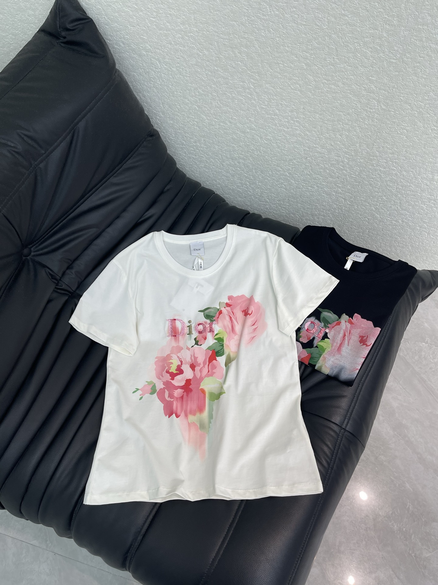 NO:808163,Dio*26 new spring and summer floral print short-sleeved T-shirt. Pure cotton material. Soft and comfortable. Super friendly for daily wear. Round neck and shoulder design. Pink rose + logo on the front. Elegant and recognizable. Loose fit. Tolerant of various body shapes. It looks great with jeans or skirts. Easily switch between casual or sweet style. SML, dior, skirts, jeans, T-shirt, tees, t-shirt,19860909Dio*26春夏新款花卉印花短袖T恤 纯棉材质 柔软舒适 日常穿着超友好 圆领正肩设计 正面粉色玫瑰花+logo标志 优雅又有辨识度 宽松版型 包容多种身材 搭配牛仔裤或半裙都很出彩 轻松切换休闲or甜美风 SML,,dior,skirts,jeans,T-shirt,tees，t-shirt,,Women's clothing