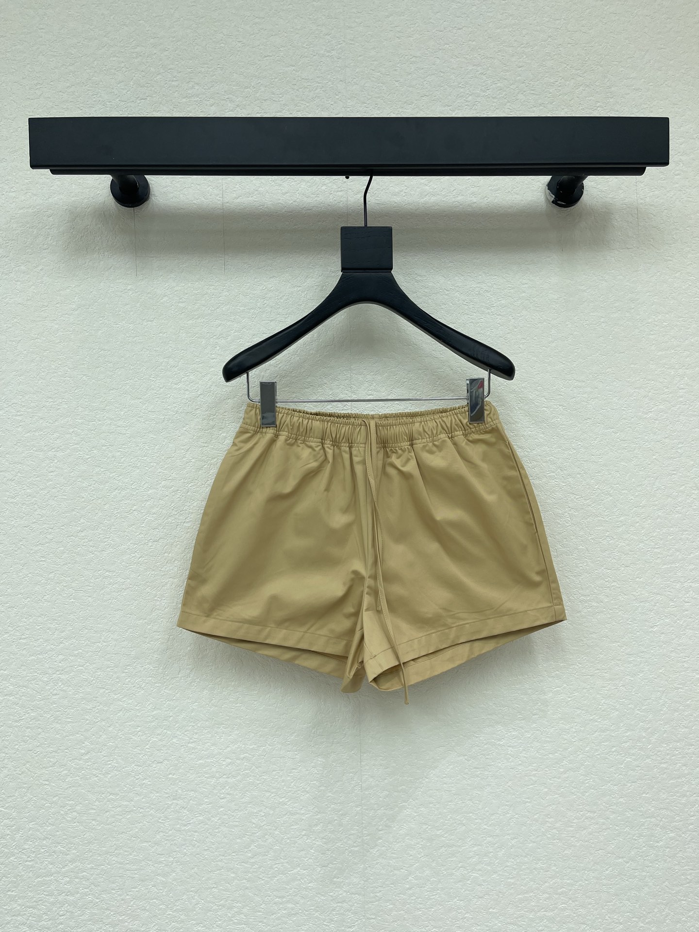 NO:807065,Prad*26 new spring and summer khaki shorts, made of high-quality cotton fabric, soft and breathable, super comfortable to wear in summer! Elastic waist design, easy to put on and take off, suitable for all body types. There are two symmetrical pockets on the back, practical and stylish, the triangle logo in the lower right corner is very recognizable, the overall is simple and versatile. It can be easily managed for commuting and leisure, it is OK to match with T-shirt or shirt, and you can easily get a sense of luxury. SML A,, prada, shorts, shirts, tees, t-shirt,19860909Prad*26春夏新款卡其色短裤,采用高品质棉质面料,柔软透气,夏天穿超舒服!松紧腰设计,穿脱方便,适合各种身材.背面有两个对称口袋 实用又有型,右下角三角Logo超有辨识度,整体简约百搭.通勤休闲都能轻松驾驭,搭配T恤或衬衫都很OK,轻松get高级感.SML A,,prada,shorts,shirts,tees，t-shirt,,Women's clothing