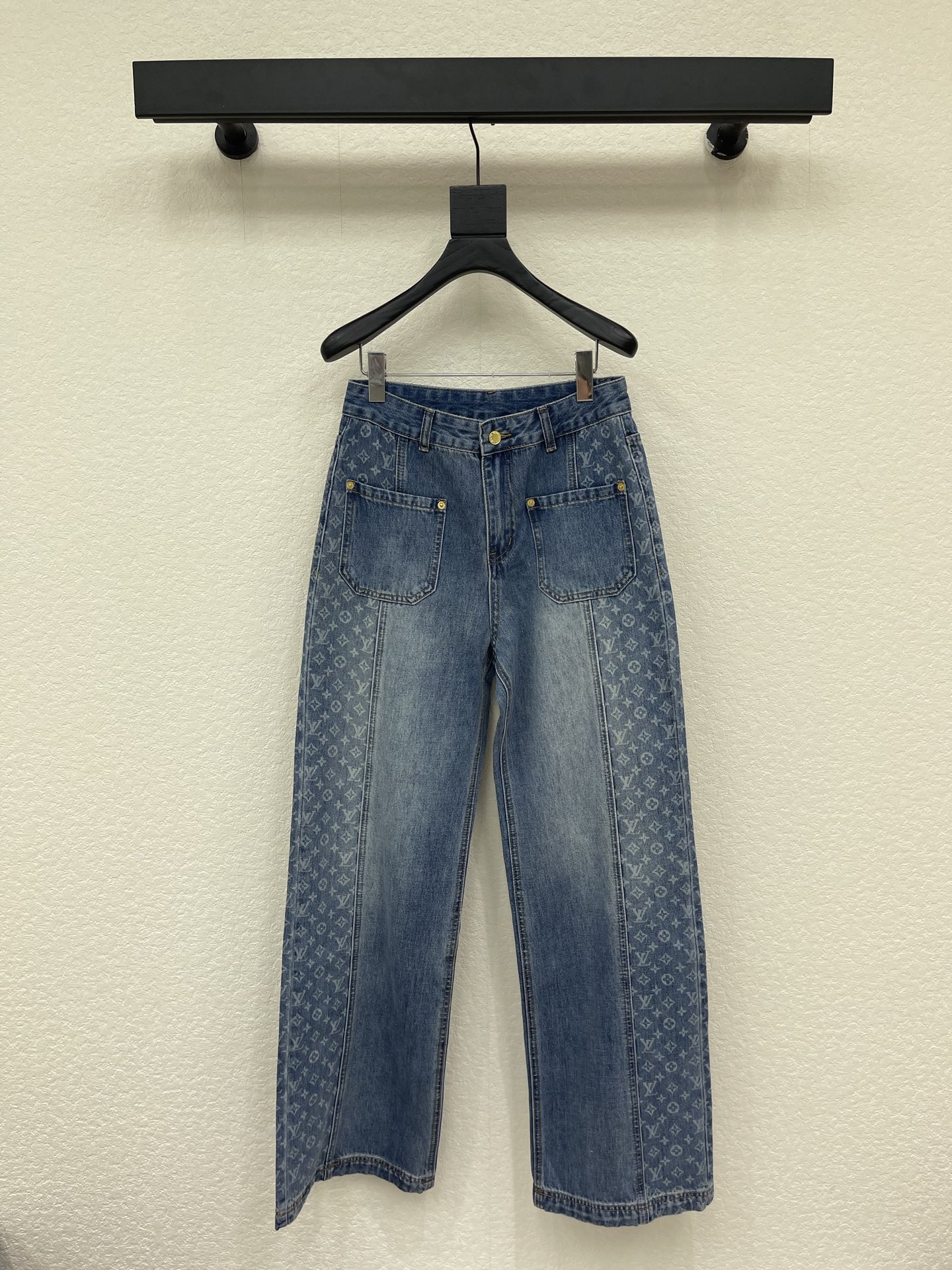 NO:807626,Louis Vuitto*26 new style presbyopic trousers with side edges. High-waisted, slimming, wide-legged, floor-length style. The high-waist tightens the waistline and drapes naturally and loosely from the crotch downwards. The trouser legs are straight and smooth and not close to the legs. Perfectly hiding body problems such as wide hips, thick thighs, and uneven legs. The proportion of the legs is lengthened vertically. The top is short and the bottom is long. The outfit is tall and long. It is lazy and elegant and has a sense of high-end luxury.  The whole trouser body on both sides of the trouser legs is fully printed with the same color dark grain jacquard pattern. It is low-key and refined without being exaggerated. It perfectly blends with the denim background. It looks simple and elegant from a distance. The details are full of light and luxurious texture when you look up close. It is completely different from ordinary solid color jeans. It is a high-end niche and non-contrasting style. SML,, louis vuitton, jeans,19860909Louis Vuitto*26新款侧边老花长裤 高腰显瘦微喇阔腿拖地版型 高腰收紧腰腹腰线 从胯部向下自然宽松垂坠散开 裤腿笔直垂顺不贴腿 完美藏住胯宽、大腿粗、腿不直等身材问题 纵向拉长腿部比例 上短下长穿搭巨显高显腿长 慵懒大气又自带高级轻奢感 裤腿两侧整条裤身满印同色系暗纹老花提花图案 低调精致不浮夸 和牛仔底色完美融合 远看简约大气 近看细节满满轻奢质感 彻底区别于普通纯色牛仔裤 高级小众不撞款 SML,,louis vuitton,jeans,,Women's clothing