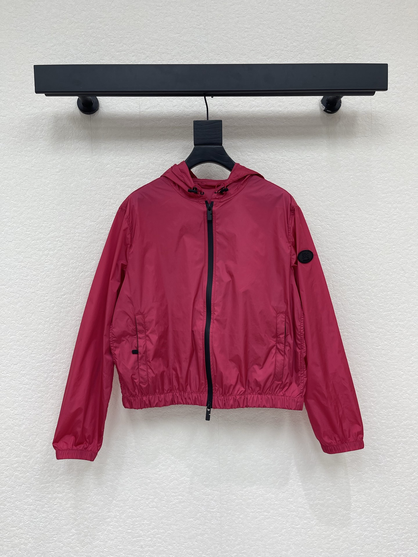 NO:808167,Burberr*26 new war horse red hooded lightweight nylon windproof jacket sun protection jacket. Made of shiny nylon fabric with a slight luster, hooded design, the brand's classic equestrian knight logo (EKD) printed on the back, with a wrap-around rope border and BURBERRY  The letters are highly recognizable. The short off-shoulder version is tolerant to different body types and can be worn with high-waisted pants/skirts for a neat look. Pair it with a white T-shirt, straight jeans and white shoes for daily casual wear, and easily create a refreshing British style. SML A,,burberry,skirts,jeans,jackets & coats,jackets & coats,tees,t-shirt,hats,19860909Burberr*26新款战马红色连帽轻薄尼龙防风夹克防晒外套.采用亮面尼龙面料,自带轻微光泽,连帽设计,后背印有品牌经典的马术骑士徽标（EKD）,搭配环绕式绳纹边框与 BURBERRY 字母,辨识度极高.短款落肩版型,对不同身材包容性强,搭配高腰裤/裙都能穿出利落感.日常休闲搭配白色T恤、直筒牛仔裤与小白鞋,轻松打造清爽英伦风.SML A,,burberry,skirts,jeans,jackets & coats,jackets & coats,tees，t-shirt,hats,,Women's clothing