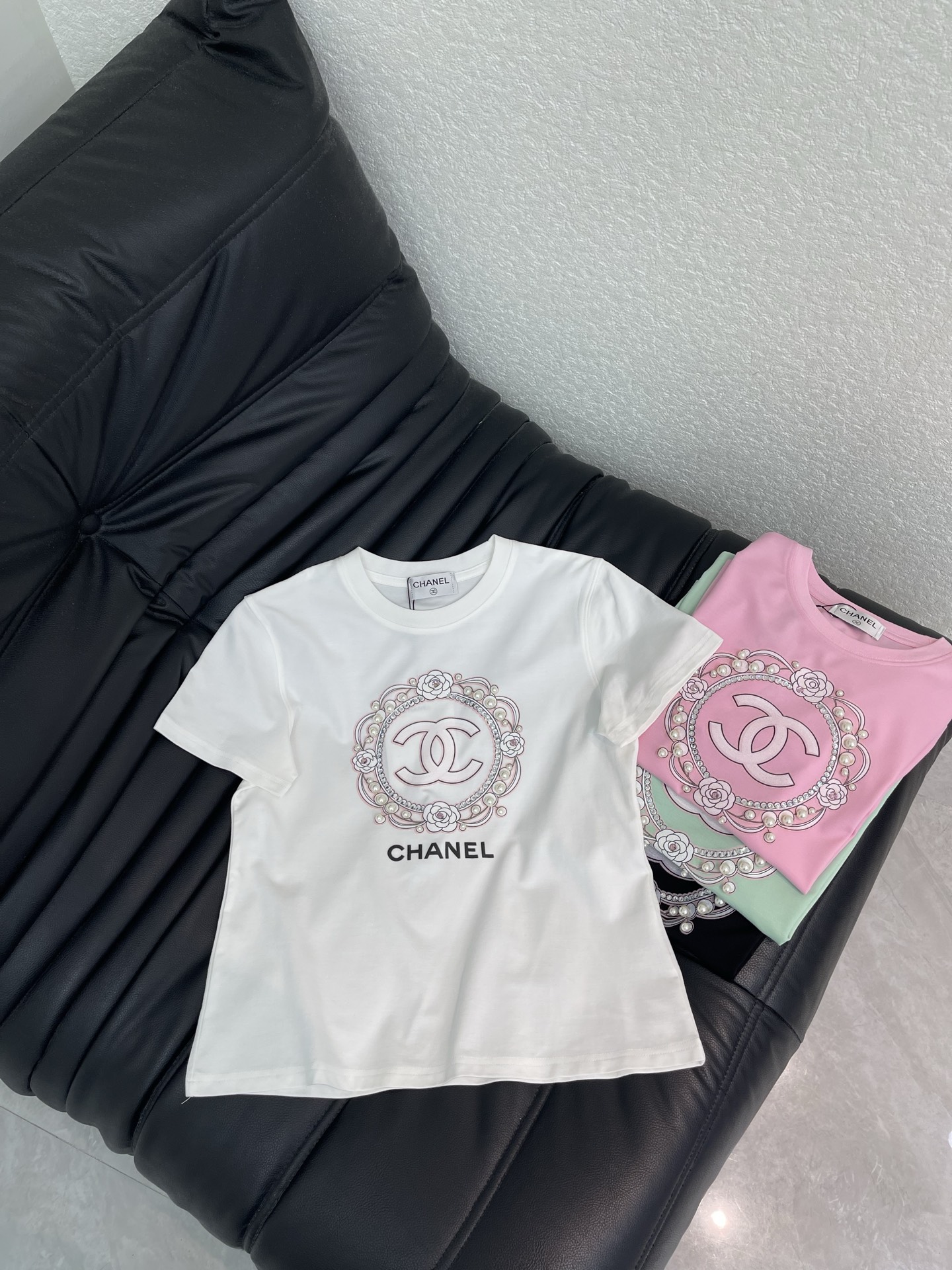 NO:807630,Chane*26 new spring and summer heavy-duty hot-drilled and beaded short-sleeved T-shirt. Imported Tencel Roman cotton fabric. High-density fashionable sports style. Every daily wear. Playful and age-reducing design elements full of vitality. High quality. Size S-XXL A,,chanel,T-shirt,tees,t-shirt,19860909Chane*26春夏新款重工烫钻订珠短袖T恤 进口天丝罗马棉面料 高密度时髦运动风 每个日常的穿搭 俏皮减龄充满元气的设计元素 高品质 尺码S-XXL A,,chanel,T-shirt,tees，t-shirt,,Women's clothing