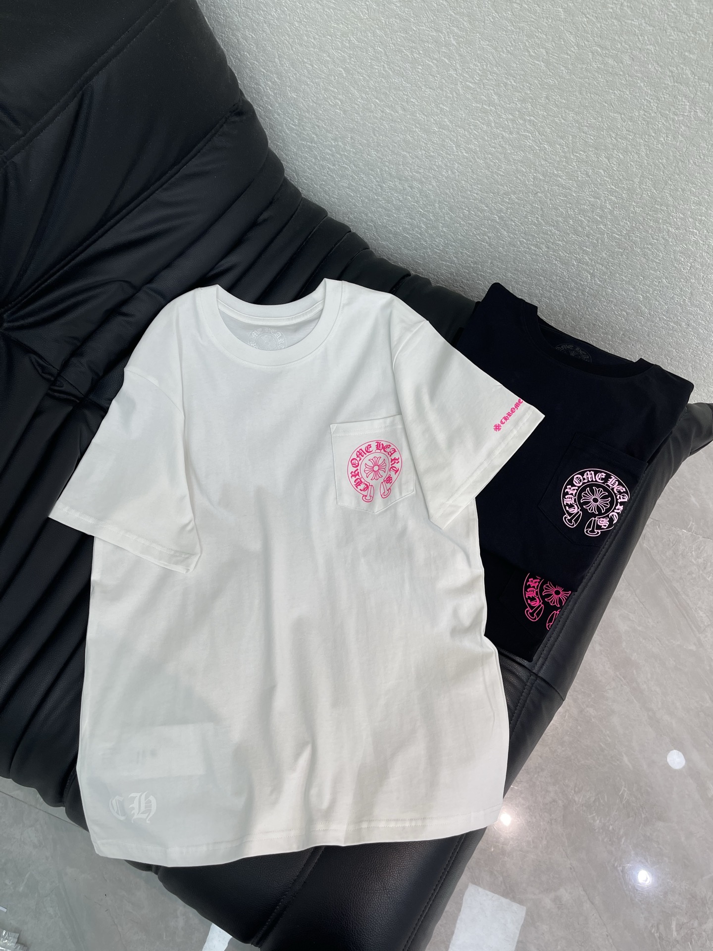 NO:808170,Chrome Heart* Chrome Heart 26 new white pink horseshoe flower arm short breath T-shirt, pure white background + pink horseshoe print, the small pocket on the left chest is super eye-catching!  The loose fit can be easily controlled by both men and women. The sweet and cool style is great for daily wear or trendy outings. It is easy to create a personalized look. S-XL AA, chrome hearts, chrome hearts, tees, t-shirt,19860909Chrome Heart*克罗心26新款白粉马蹄花臂短息T恤,纯白底色+粉色马蹄铁印花,左胸小口袋超吸睛！宽松版型,男女都能轻松驾驭,甜酷风格,日常穿搭或潮流出街都很出彩,轻松打造个性造型.S-XL AA,,chrome hearts,chrome hearts,tees，t-shirt,,Women's clothing