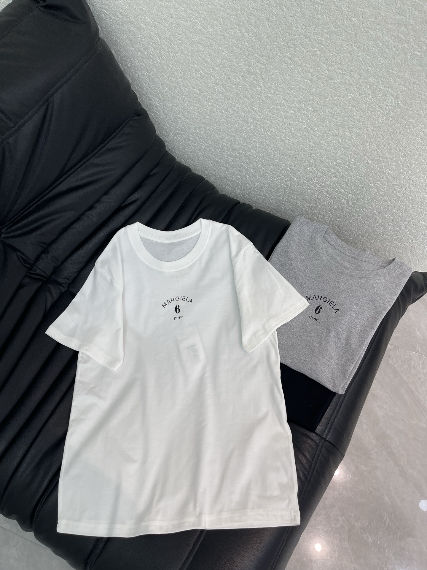 NO:827409,MM6*26 new spring and summer short-sleeved T-shirt with letter print, made of pure cotton, soft and comfortable, very versatile for daily wear, with the words 'MARGIELA 6' on the front, simple and recognizable, loose version, tolerant of various body types, it is OK to match with casual pants or jeans, you can easily get a sense of fashion, it is a high-end fashion item, suitable for you who like personality and quality!  Size SML, masion margiela,jeans,T-shirt,tees,t-shirt,19860909MM6*26春夏新款字母印花短袖T恤,纯棉材质,柔软舒适,日常穿搭超百搭,正面“MARGIELA 6”字样,简约又有辨识度,宽松版型,包容多种身材,随便搭配休闲裤、牛仔裤都很OK,轻松get时尚感,属于高端时尚单品,适合喜欢个性和品质的你！ 码数SML,,masion margiela,jeans,T-shirt,tees，t-shirt,,Women's clothing