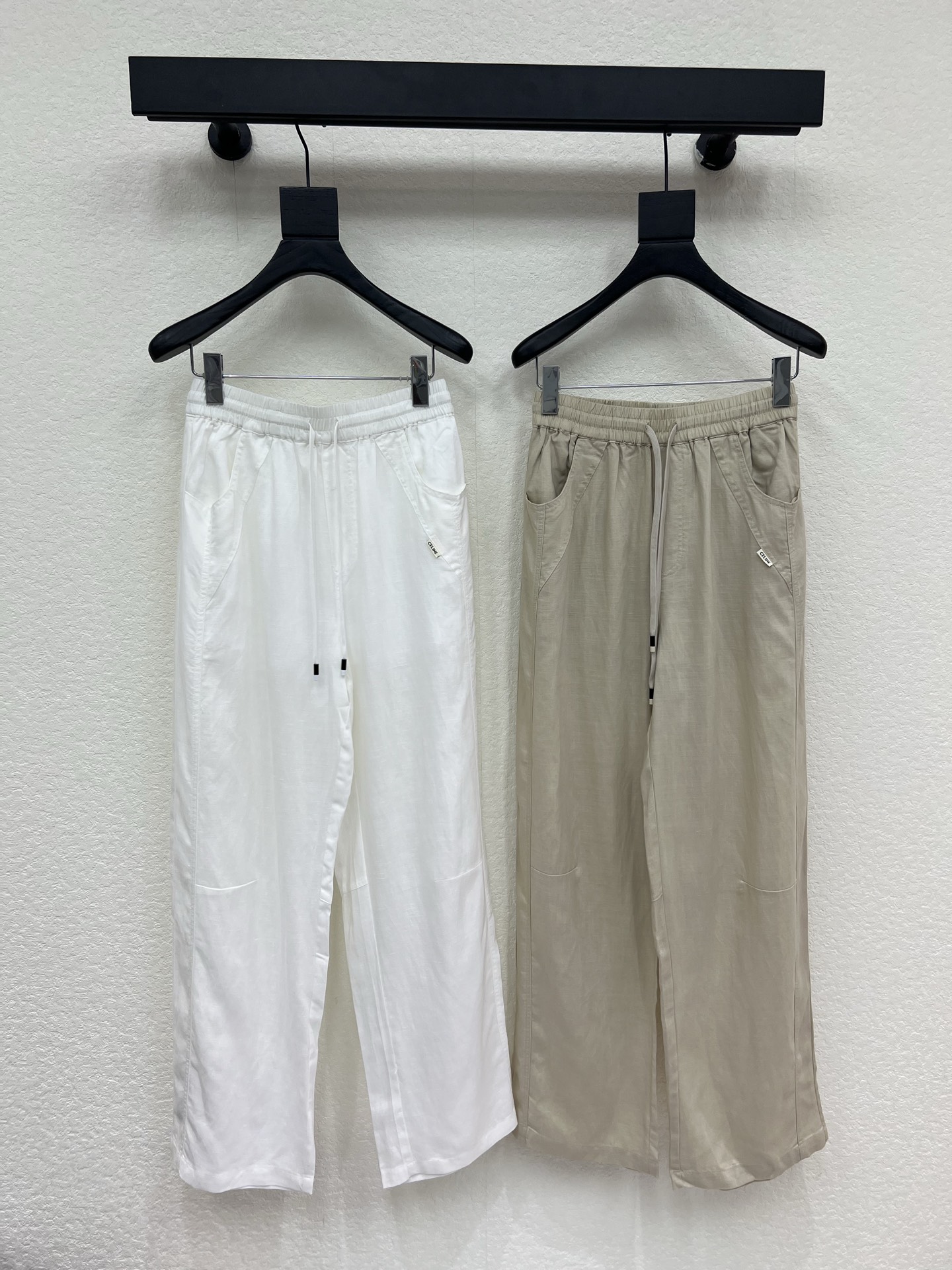 NO:808161,Celin*26 new casual pants with simple splicing design. These casual pants are made of high-quality linen fabric, elastic drawstring design, crisp version and personalized design. The splicing logo design makes you the most unique existence. Whether it is the trend front or daily casual, it can make your matching full of innovation. Create your exclusive style and show your personality. SML A,,celine,19860909Celin*26新品简约拼接设计休闲裤.这款休闲裤选用优质亚麻面料,松紧抽绳设计,挺括的版型与个性的设计相结合,拼接logo设计,让你成为最独特的存在.无论是潮流前线还是日常休闲,它都能让您的搭配充满新意.打造你的专属风格,尽情展现个性.SML A,,celine,,Women's clothing