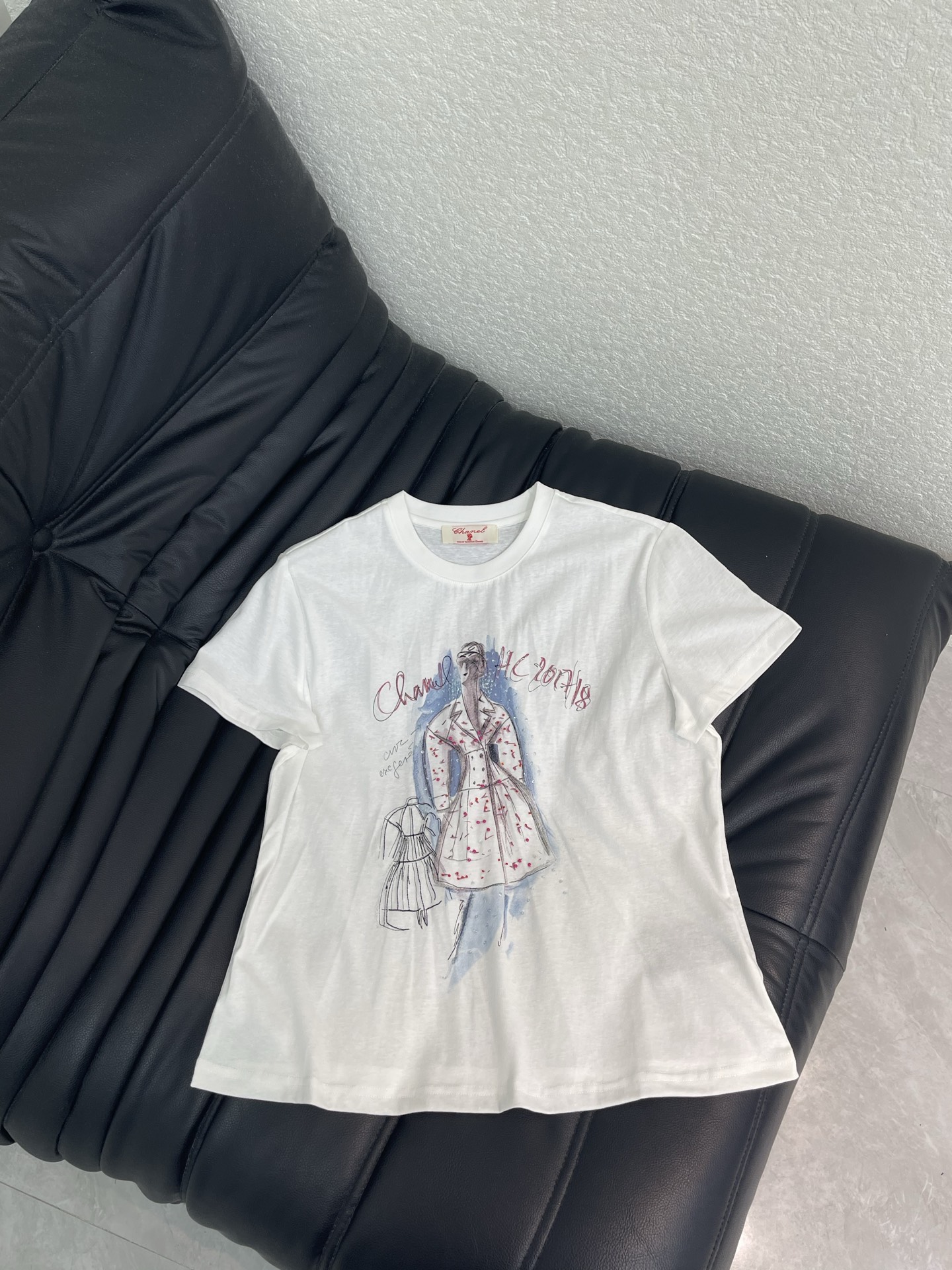 NO:808895,Chane*26 new product exquisitely printed beaded short-sleeved T-shirt. High-end fabric. Skin-friendly, breathable and comfortable. Iconic letter pattern is low-key and luxurious. Age-reducing girlhood!  A must-have artifact for Bai Fumei!  The classic version is versatile and easy to wear. It is highly recommended to keep it for yourself!  The quality of workmanship depends on the details SML,,chanel,T-shirt,tees,t-shirt,19860909Chane*26新品精致印花订珠短袖T恤 高订面料 亲肤透气舒适 标志性字母图案低调奢华 减龄少女时代！白富美必备神器！ 经典版型百搭不挑人 强烈推荐自留款！ 做工品质看细节 SML,,chanel,T-shirt,tees，t-shirt,,Women's clothing