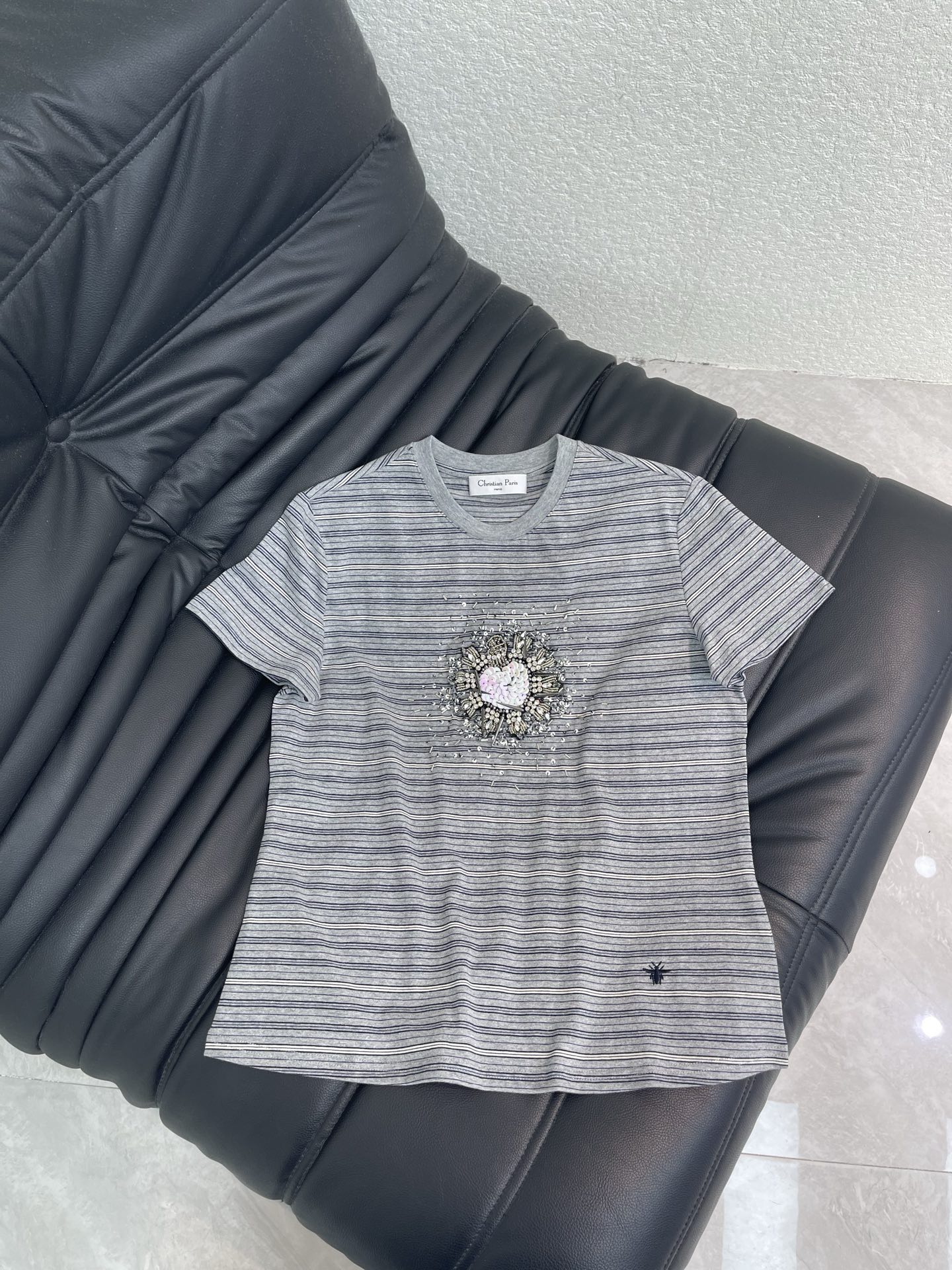 NO:808886,Dio*26 new exquisite striped beaded short-sleeved T-shirt, high-end fabrics, skin-friendly, breathable and comfortable, iconic letter pattern, low-key luxury, reducing the age of girls!  A must-have artifact for Bai Fumei!  The classic version is versatile and easy to wear. It is highly recommended to keep it for yourself!  The quality of workmanship depends on the details SML A,,dior,T-shirt,tees,t-shirt,19860909Dio*26新品精致条纹订珠短袖T恤 高订面料 亲肤透气舒适 标志性字母图案低调奢华 减龄少女时代！白富美必备神器！ 经典版型百搭不挑人 强烈推荐自留款！ 做工品质看细节 SML A,,dior,T-shirt,tees，t-shirt,,Women's clothing