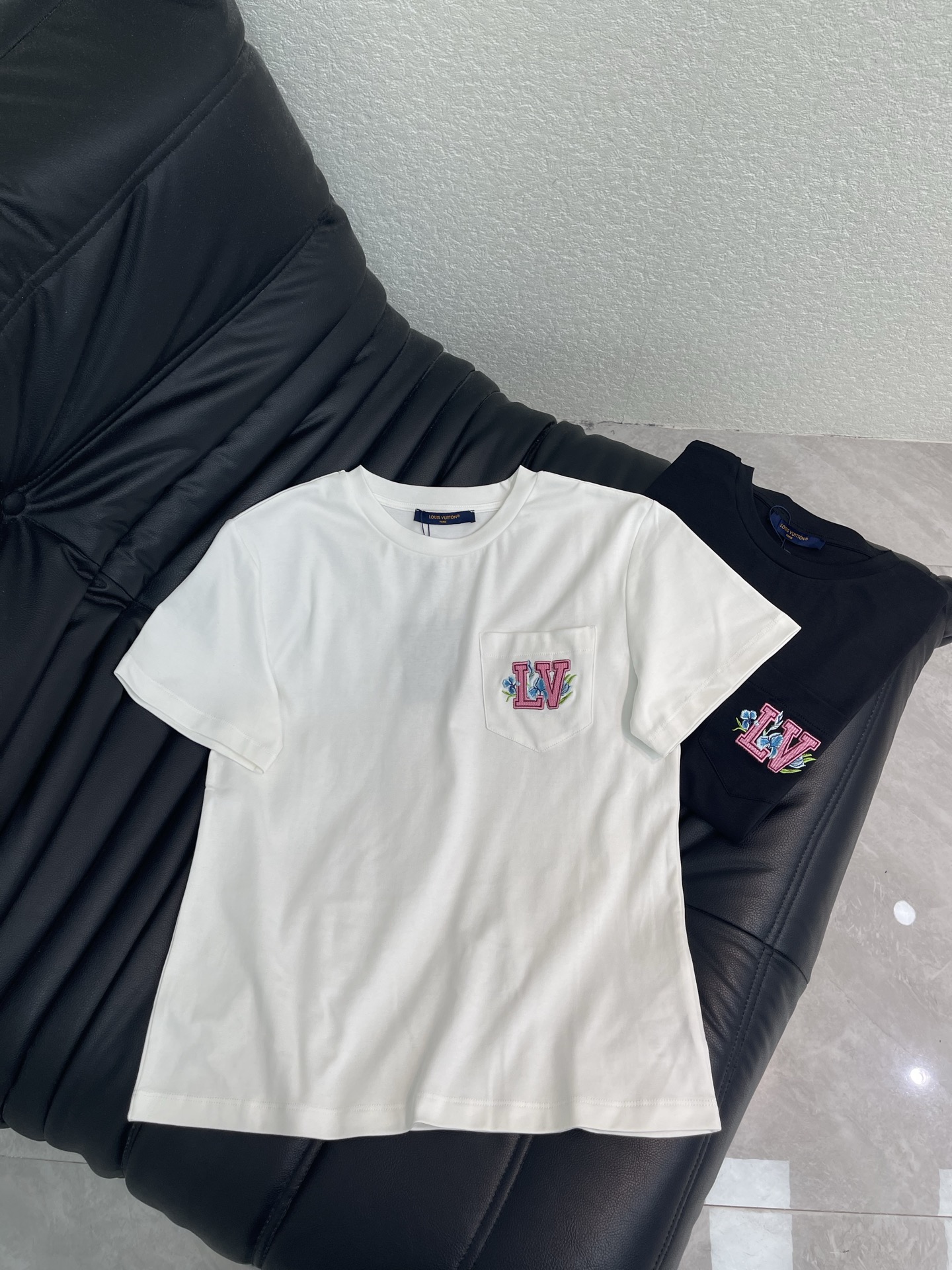 NO:822730,Louis Vuitto*26 new spring and summer short-sleeved T-shirt with pocket letter embroidery, mercerized cotton fabric, high-density fashionable sports style, every daily wear, playful and age-reducing design elements full of vitality, high quality, size SML A, Louis Vuitton, T-shirt, tees, t-shirt,19860909Louis Vuitto*26春夏新款口袋字母刺绣短袖T恤 丝光棉面料 高密度时髦运动风 每个日常的穿搭 俏皮减龄充满元气的设计元素 高品质 尺码SML A,,louis vuitton,T-shirt,tees，t-shirt,,Women's clothing