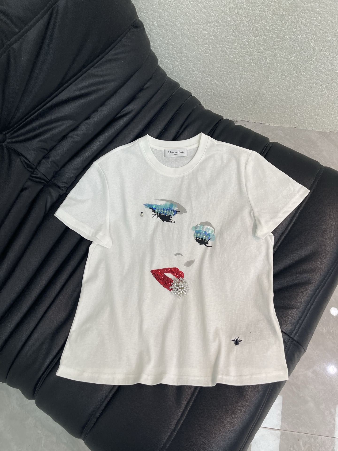 NO:808892,Dio*26 new product, exquisite printed beaded short-sleeved T-shirt, high-end fabric, skin-friendly, breathable and comfortable, iconic letter pattern, low-key and luxurious, reducing the age of girls!  A must-have artifact for Bai Fumei!  The classic version is versatile and easy to wear. It is highly recommended to keep it for yourself!  The quality of workmanship depends on the details SML, dior, T-shirt, tees, t-shirt,19860909Dio*26新品精致印花订珠短袖T恤 高订面料 亲肤透气舒适 标志性字母图案低调奢华 减龄少女时代！白富美必备神器！ 经典版型百搭不挑人 强烈推荐自留款！ 做工品质看细节 SML,,dior,T-shirt,tees，t-shirt,,Women's clothing