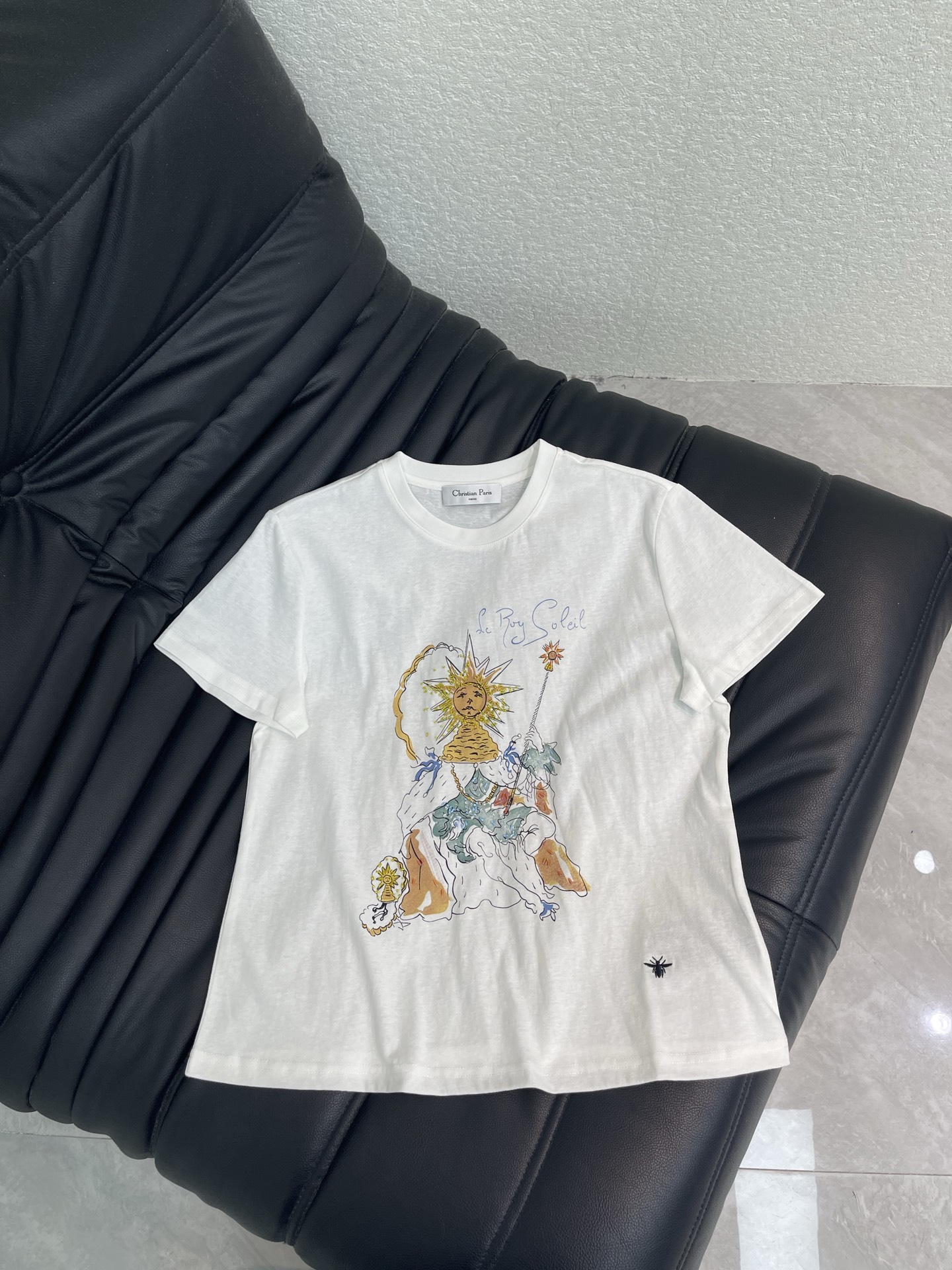 NO:808869,Dio*26 new product, exquisite printed beaded short-sleeved T-shirt, high-end fabric, skin-friendly, breathable and comfortable, iconic letter pattern, low-key and luxurious, reducing the age of girls!  A must-have artifact for Bai Fumei!  The classic version is versatile and easy to wear. It is highly recommended to keep it for yourself!  The quality of workmanship depends on the details SML, dior, T-shirt, tees, t-shirt,19860909Dio*26新品精致印花订珠短袖T恤 高订面料 亲肤透气舒适 标志性字母图案低调奢华 减龄少女时代！白富美必备神器！ 经典版型百搭不挑人 强烈推荐自留款！ 做工品质看细节 SML,,dior,T-shirt,tees，t-shirt,,Women's clothing