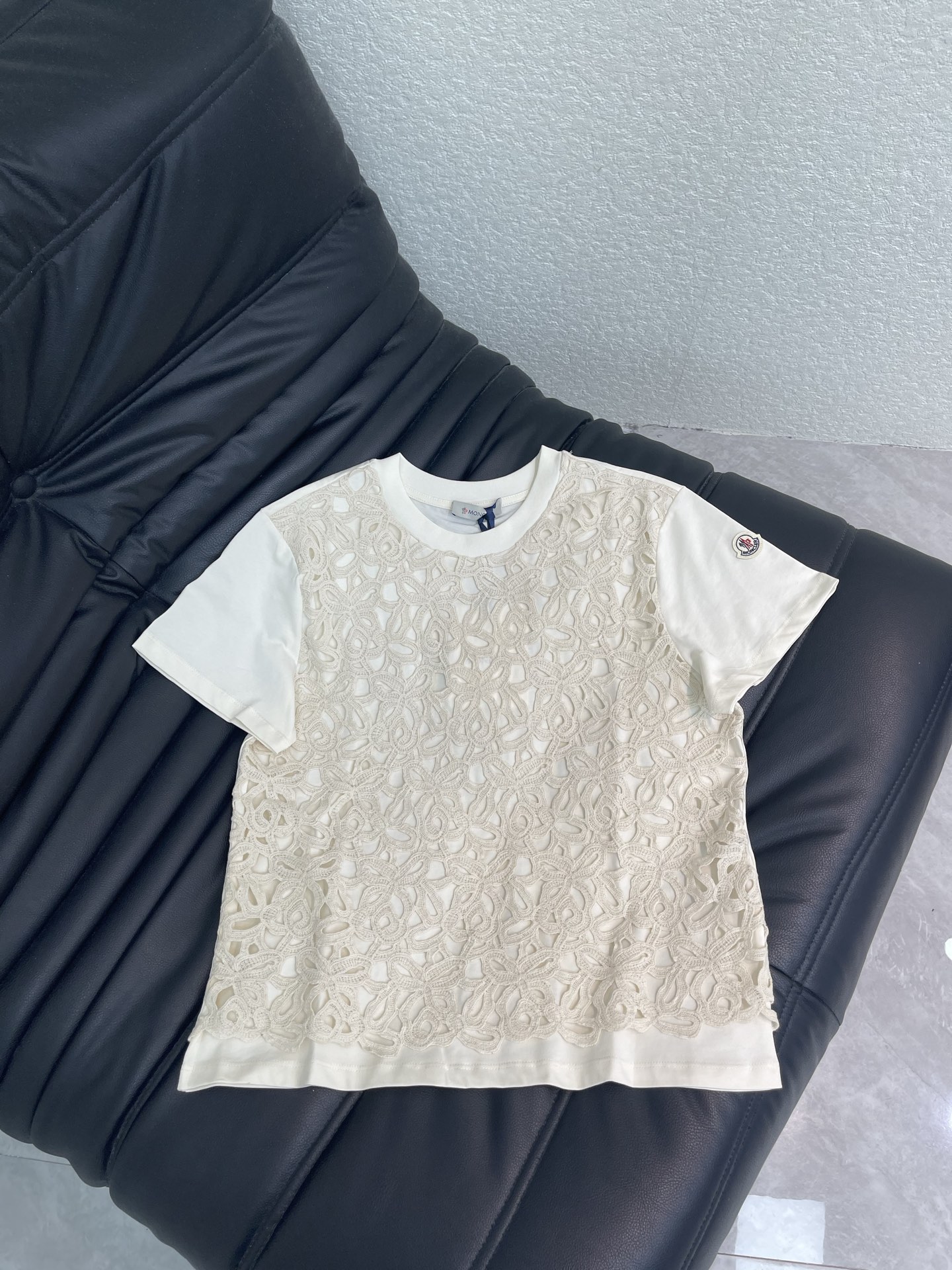 NO:808880,Moncle* Meng Mou 26 new spring and summer new lace water-soluble flower hollow splicing short-sleeved T-shirt. White round neck + exquisite lace hollow. Elegant and layered. Brand embroidered badge on the cuffs. Perfect details. High recognition. Easy to control for daily commuting and vacation. SML,,Moncler,T-shirt,tees,t-shirt,19860909Moncle*蒙口26春夏新款蕾丝水溶花镂空拼接短袖T恤 白色圆领+精致蕾丝镂空 优雅又有层次感 袖口有品牌刺绣徽章 细节满分 辨识度高 日常通勤 度假都能轻松驾驭 SML,,Moncler,T-shirt,tees，t-shirt,,Women's clothing