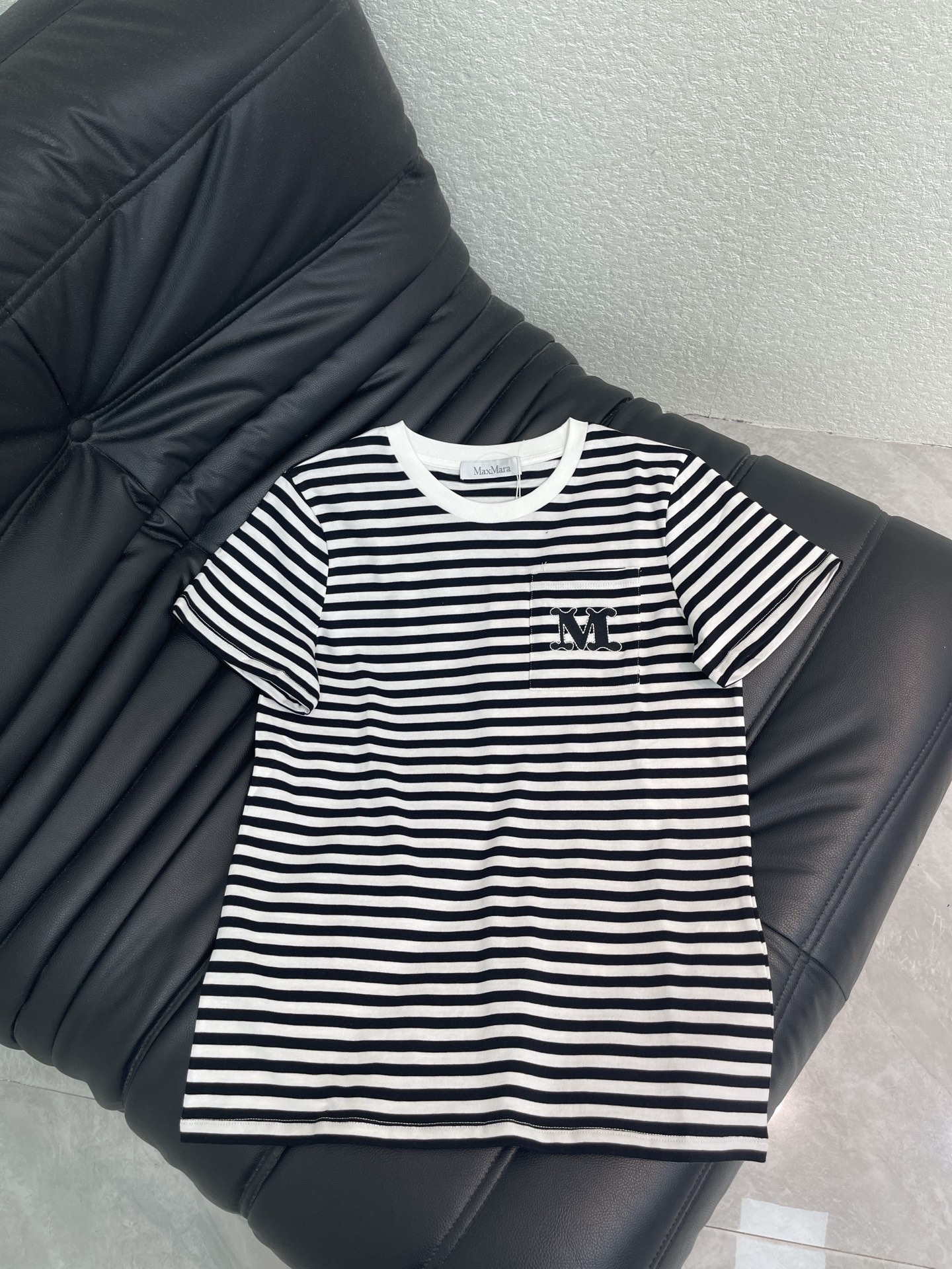 NO:808877,Max Mar*26 new spring and summer style exquisitely embroidered M pocket striped short-sleeved T-shirt. Classic round neck + loose fit, comfortable and versatile! The small chest pocket is equipped with 'M' embroidery. Full details. The striped design is retro and slim. It can be easily worn for commuting and leisure. It is very stylish with jeans or casual pants! One color SML, jeans, T-shirt, tees, t-shirt,19860909Max Mar*26春夏新款精致刺绣M字口袋条纹短袖T恤 经典圆领+宽松版型舒适又百搭!胸前小口袋配”M“刺绣 细节满分 条纹设计复古显瘦 通勤休闲都能轻松驾驭 搭牛仔裤或休闲裤都很有型!一个色SML,,jeans,T-shirt,tees，t-shirt,,Women's clothing
