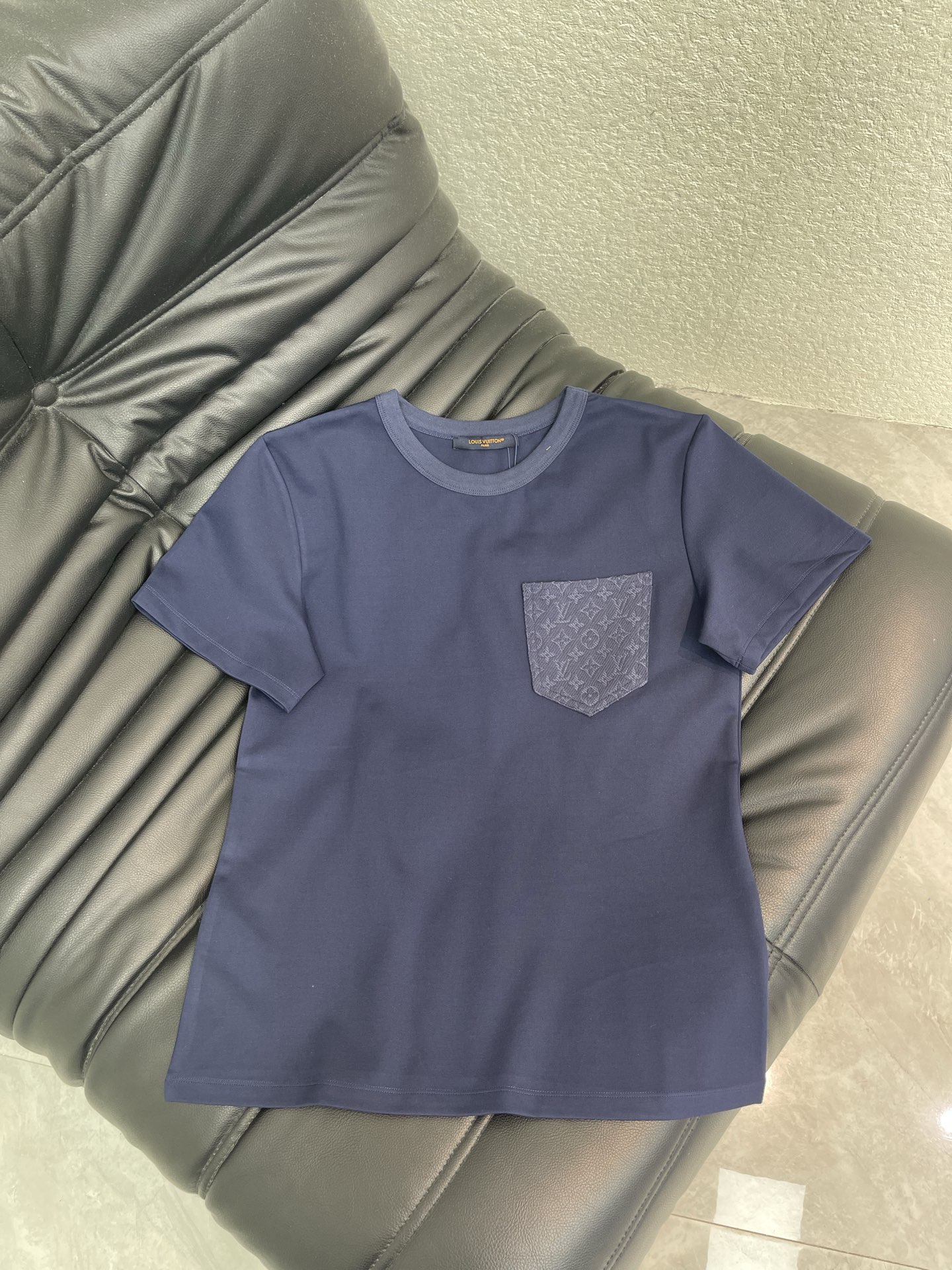 NO:822718,Louis Vuitto*26 new spring and summer navy blue denim pocket short-sleeved T-shirt Mercerized cotton fabric High-density fashionable sports style Every daily wear Playful and age-reducing design elements full of vitality High quality Size SML A, Louis Vuitton, T-shirt, tees, t-shirt,19860909Louis Vuitto*26春夏新款海军蓝牛仔口袋短袖T恤 丝光棉面料 高密度时髦运动风 每个日常的穿搭 俏皮减龄充满元气的设计元素 高品质 尺码SML A,,louis vuitton,T-shirt,tees，t-shirt,,Women's clothing