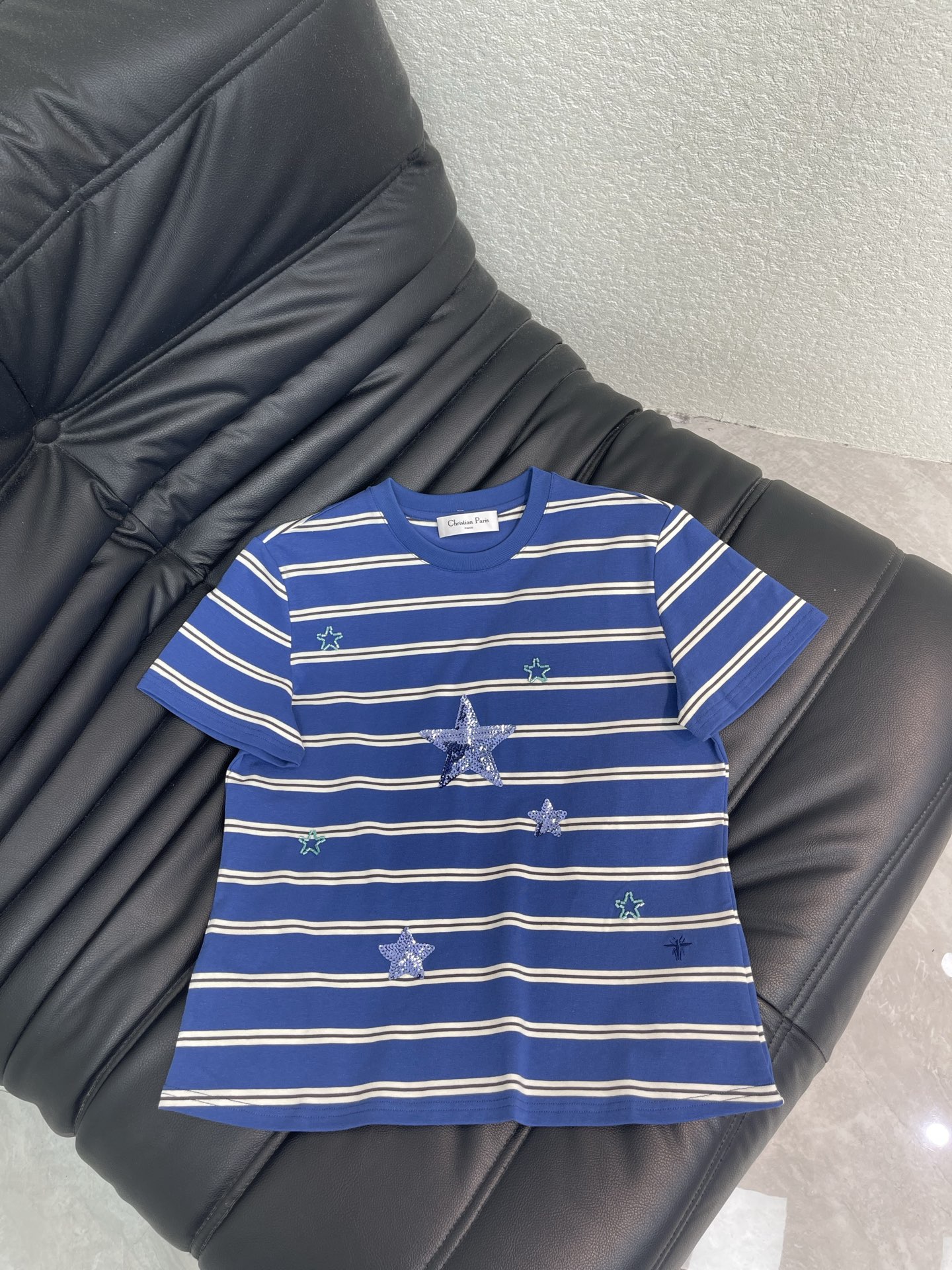 NO:808883,Dio*26 new product exquisite striped five-pointed star sequin short-sleeved T-shirt. High-end fabric. Skin-friendly, breathable and comfortable. Iconic letter pattern is low-key and luxurious. Age-reducing girlhood!  A must-have artifact for Bai Fumei!  The classic version is versatile and easy to wear. It is highly recommended to keep it for yourself!  The quality of workmanship depends on the details SML, dior, T-shirt, tees, t-shirt,19860909Dio*26新品精致条纹五角星珠片短袖T恤 高订面料 亲肤透气舒适 标志性字母图案低调奢华 减龄少女时代！白富美必备神器！ 经典版型百搭不挑人 强烈推荐自留款！ 做工品质看细节 SML,,dior,T-shirt,tees，t-shirt,,Women's clothing
