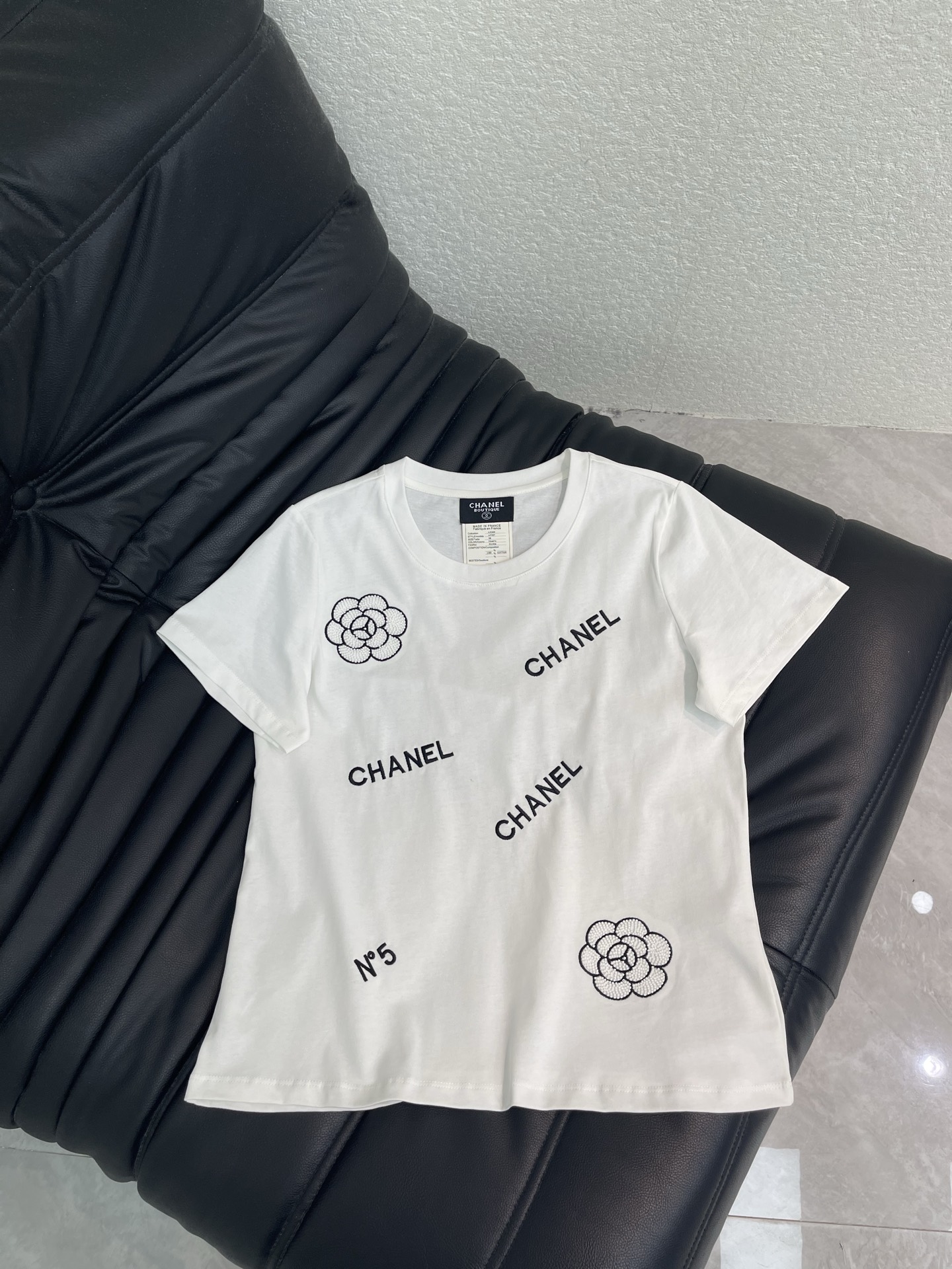 NO:808878,CHANE*26 new white heavy embroidery short-sleeved T-shirt, made of pure cotton, soft and comfortable, super friendly for daily wear!  The word 'CHANEL' on the front + camellia beading embroidery is classic and elegant, with perfect recognition. The round neck design is simple and elegant, with a regular fit. It goes well with jeans or skirts. It can easily switch between casual or fashionable styles. It can be easily controlled whether it is daily outing or on vacation. It is comfortable and has a sense of brand!  SML A,,chanel,skirts,jeans,T-shirt,tees,t-shirt,19860909CHANE*26新款白色重工刺绣短袖T恤,采用纯棉材质,柔软舒适,日常穿着超友好！正面“CHANEL”字样+山茶花钉珠刺绣,经典又优雅,辨识度满分.圆领设计简约大方,常规版型,搭配牛仔裤或半裙都很OK,轻松切换休闲or时尚风格～无论日常出街还是度假都能轻松驾驭,舒适又有品牌感！SML A,,chanel,skirts,jeans,T-shirt,tees，t-shirt,,Women's clothing