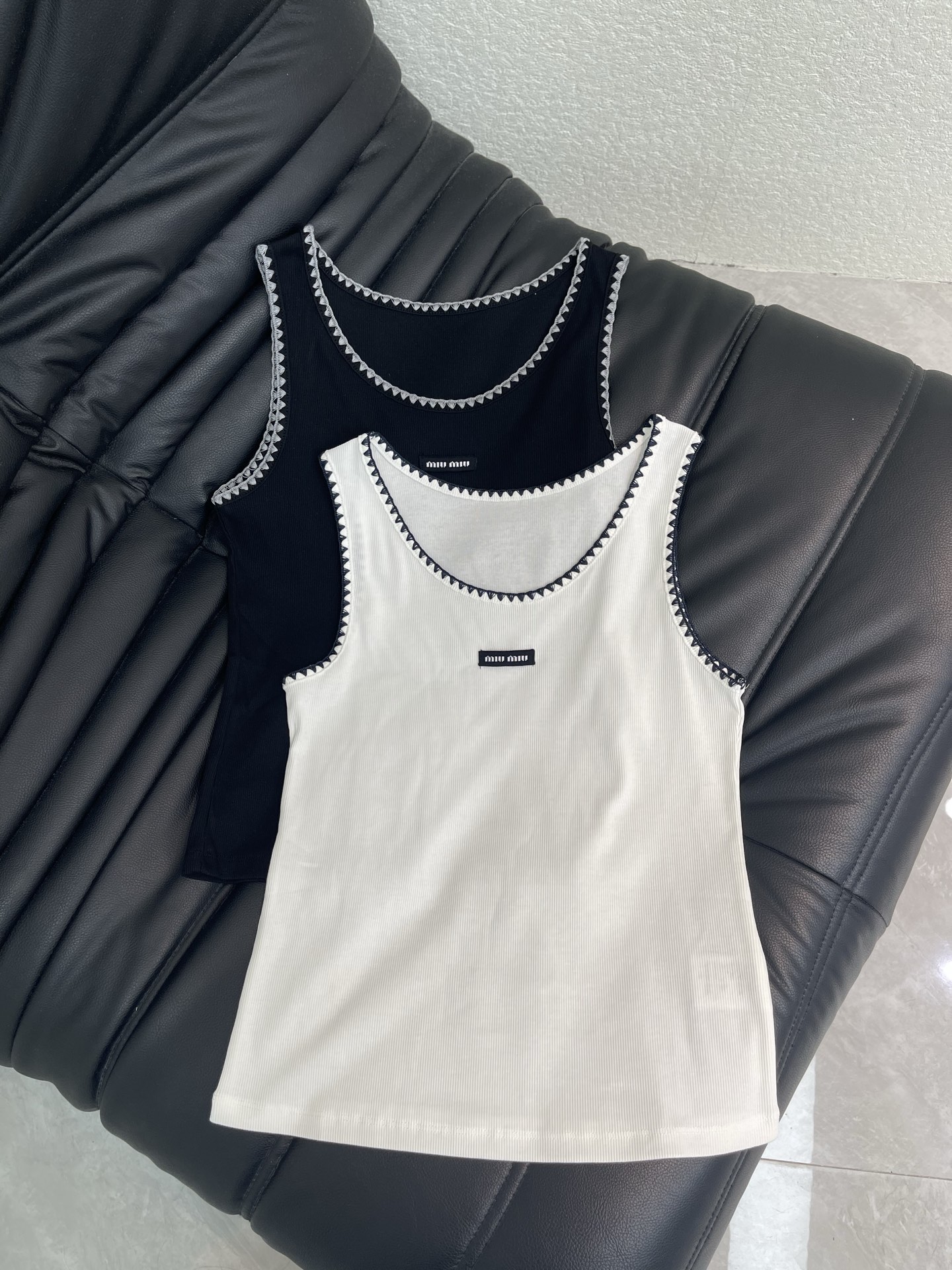 NO:823737,Miumi*26 new spring and summer style sleeveless lace logo letter vest. The fabric is soft and elastic. Super comfortable to wear. Round neck + lace design. Full of elegance. Versatile and slim. Fresh and simple. Easily suitable for daily commuting or leisure. Slim tailoring. It is OK to wear alone or inside. It goes well with jeans and skirts. Easily switch between multiple styles. Two-color SML,,miumiu,skirts,jeans,19860909Miumi*26春夏新款无袖花边 徽标字母背心 面料柔软有弹性 穿着超舒适 圆领+花边设计 优雅感满满 百搭显瘦 清新简约 日常通勤或休闲都能轻松驾驭 修身剪裁 单穿or内搭都很OK 搭配牛仔裤 半裙都很出彩 轻松切换多种风格 两色SML,,miumiu,skirts,jeans,,Women's clothing