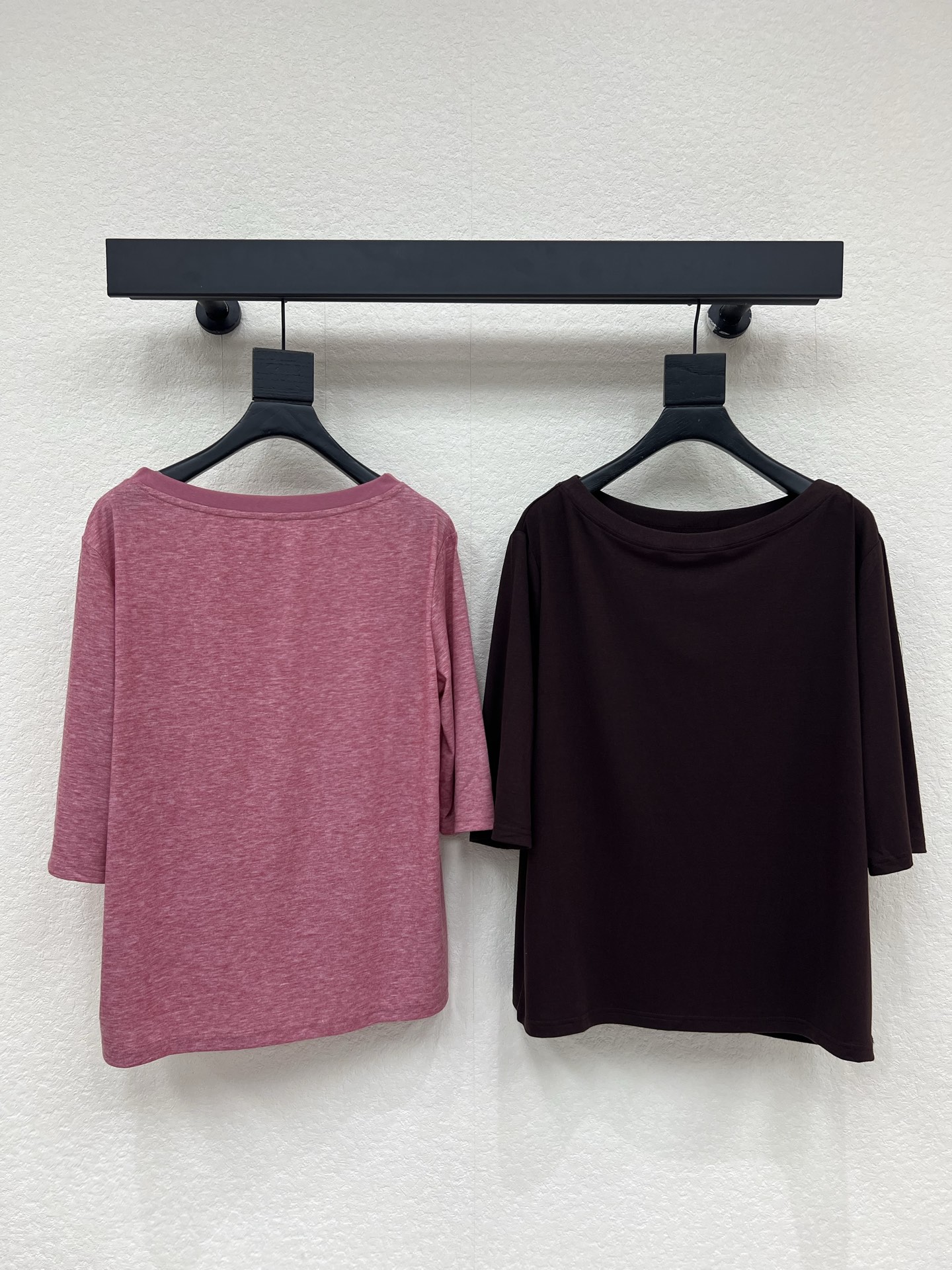 NO:825646,LP*26 new spring and summer solid color round neck short-sleeved T-shirt. The fabric is breathable and comfortable. It is very suitable for spring and summer. Round neck + loose fit. The three-quarter sleeve design covers the arms and is very refreshing. The pink color is gentle and versatile. It can be easily used for commuting and leisure. The fabric is slightly see-through but not see-through. It looks slim and fashionable. It goes well with jeans or skirts. It is easy to get a niche style look. Three-color SML,,loro  piana,skirts,jeans,T-shirt,tees,t-shirt,19860909LP*26春夏新款纯色圆领短袖T恤 面料透气又舒适 春夏穿超合适 圆领+宽松版型 五分袖设计遮手臂还很清爽 粉色温柔百搭 通勤休闲都能轻松驾驭 面料有微透感但不透 显瘦又时髦 搭配牛仔裤或半身裙都很出彩 轻松get小众风格look 三色SML,,loro piana,skirts,jeans,T-shirt,tees，t-shirt,,Women's clothing