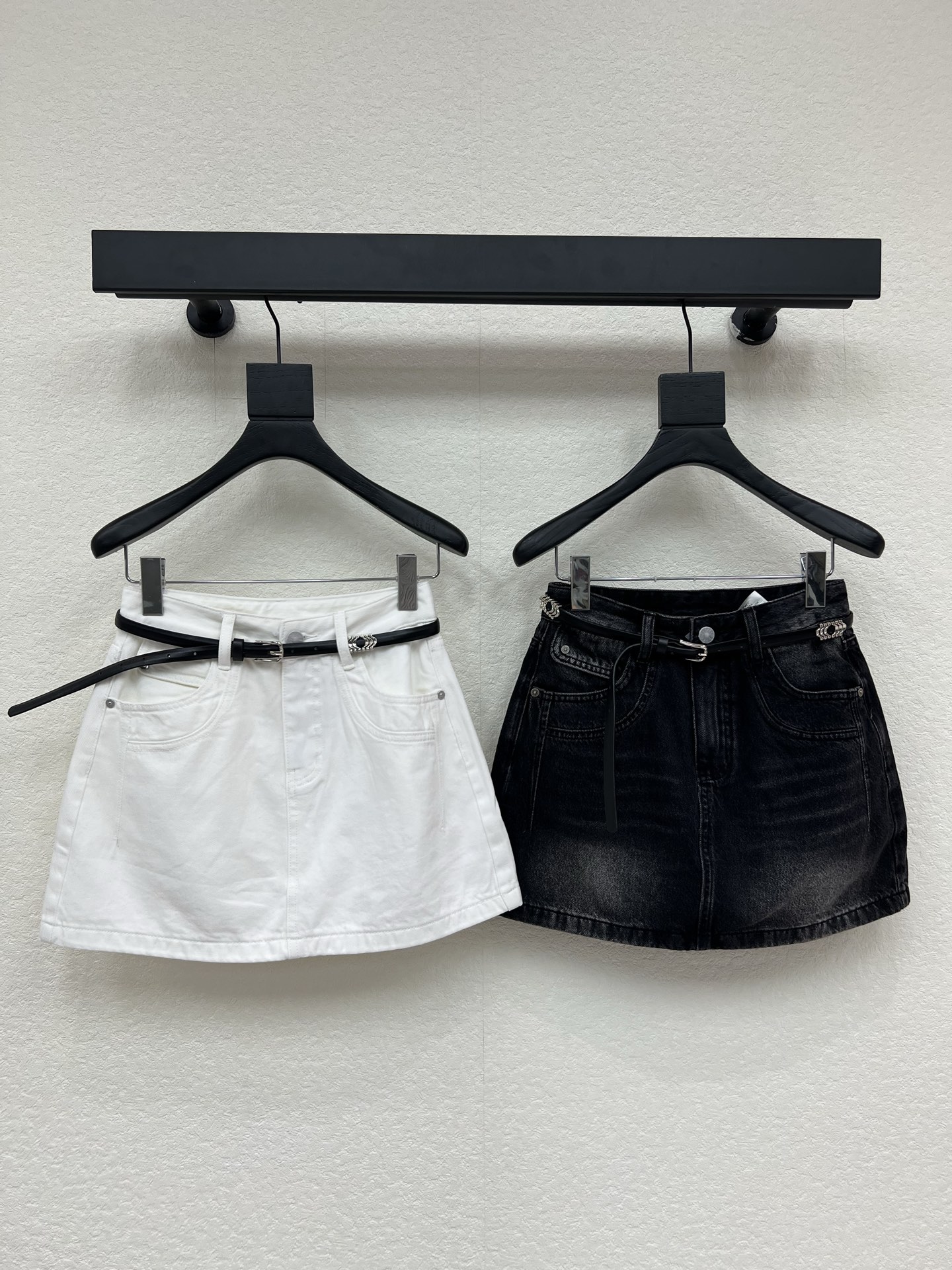 NO:839554,Niche design high-waisted denim skirt. Made of high-quality washed twill denim fabric, soft and breathable, super comfortable to wear in spring and summer!  The classic A-line shape + black belt has a super good fit. The upper body highlights the waist curve and elongates the body proportions. The white color is fresh and versatile. It can be easily used for commuting, dating, and daily life. It goes well with shirts, T-shirts or knitted tops ~ Korean simple style, comfortable and fashionable, it is a must-have and practical item in the wardrobe!  S-XL,,skirts,shirts,tees,t-shirt,19860909小众设计高腰牛仔短裙.采用高品质水洗斜纹牛仔面料,柔软透气,春夏穿超舒服！经典A字版型+黑色腰带,版型超级好,上身凸显腰部曲线拉长身材比例白色清新百搭,通勤、约会、日常都能轻松驾驭,搭配衬衫、T恤或针织上衣都很出彩～韩系简约风,舒适又时髦,是衣橱必备实用单品！S-XL,,skirts,shirts,tees，t-shirt,,Women's clothing