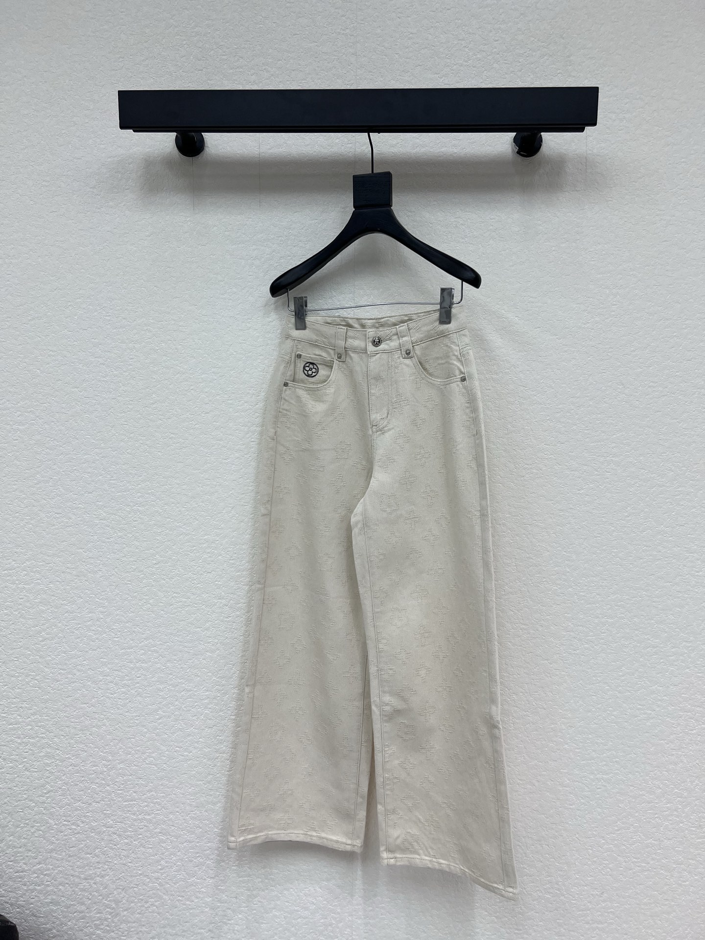 NO:827345,Louis Vuitto*26 new presbyopic jeans are made of customized jacquard denim fabric, and the low-key presbyopic pattern is super recognizable!  The high waist + wide straight design makes the legs longer and flatters the body shape. It is friendly to all types of legs. The fabric has a perfect drape feeling, and it has a sense of elegance when walking. It can easily be worn to create a lazy and high-end atmosphere. It can be easily controlled during commuting and daily life. It is a must-have and versatile item in the wardrobe!  SML A,,louis vuitton,jeans,19860909Louis Vuitto*26新款老花牛仔裤采用定制提花牛仔面料,低调老花图案超有辨识度！高腰+宽直筒设计,显腿长又修饰身形,对各种腿型都很友好～面料垂坠感满分,走路自带飘逸感,轻松穿出慵懒高级氛围,通勤日常都能轻松驾驭,是衣橱必备百搭神器！SML A,,louis vuitton,jeans,,Women's clothing